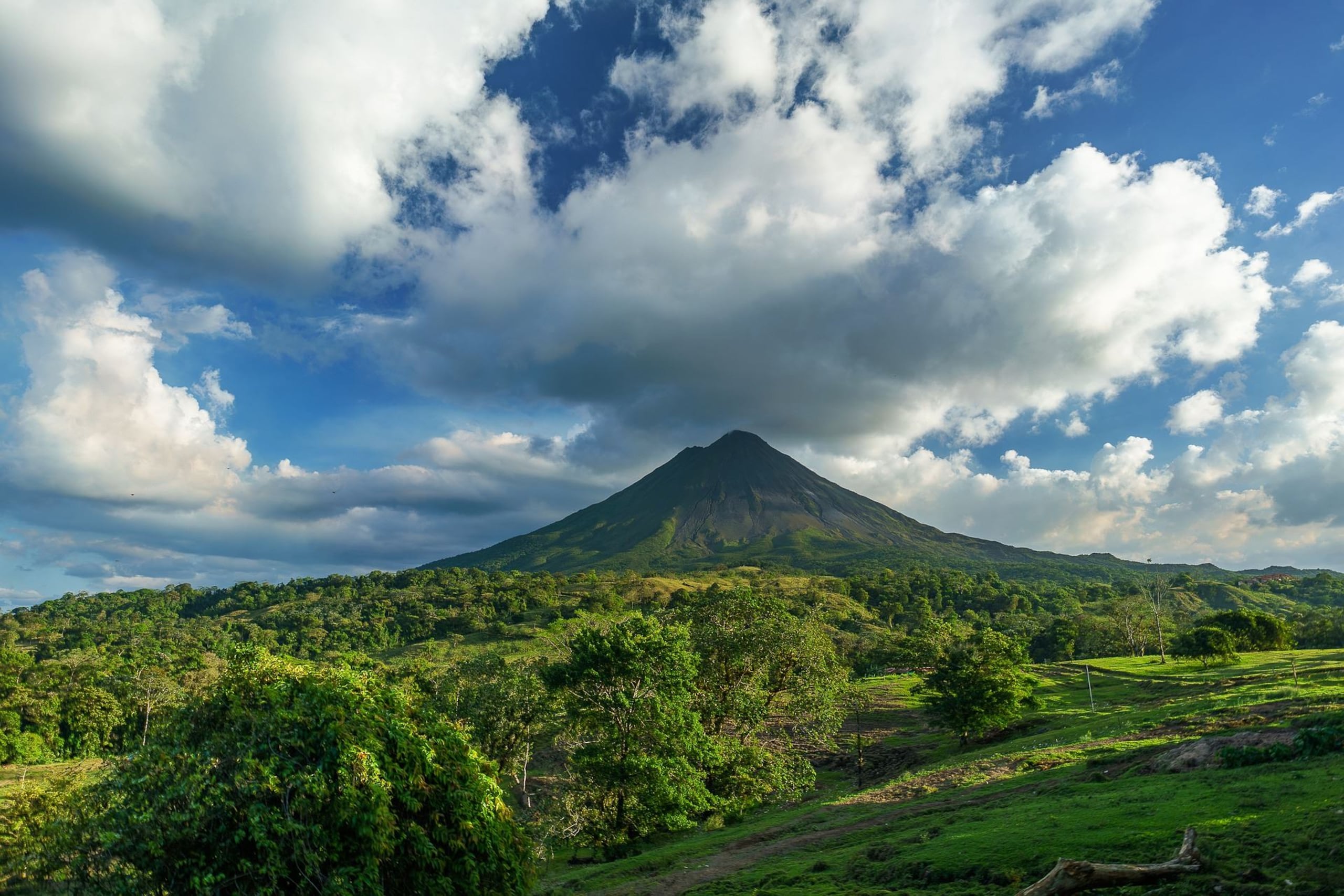 Costa Rica ostenta volcanes indómitos, junglas desmesuradas, bosques húmedos, playas paradisíacas, grandes cascadas y ríos caudalosos. (Frank Ravizza / Pixabay)