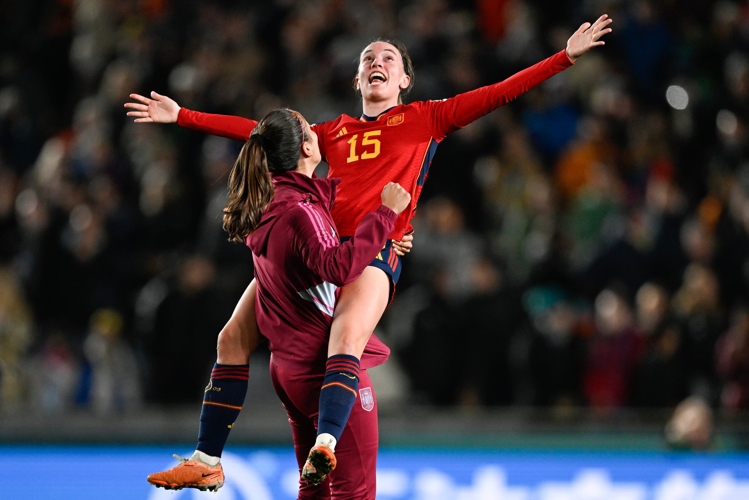 La española Eva Navarro (15) celebra con una compañera tras la victoria 2-1 ante Suecia en las semifinales del Mundial femenino, el martes 15 de agosto de 2023, en Auckland, Nueva Zelanda. (AP Foto/Andrew Cornaga)