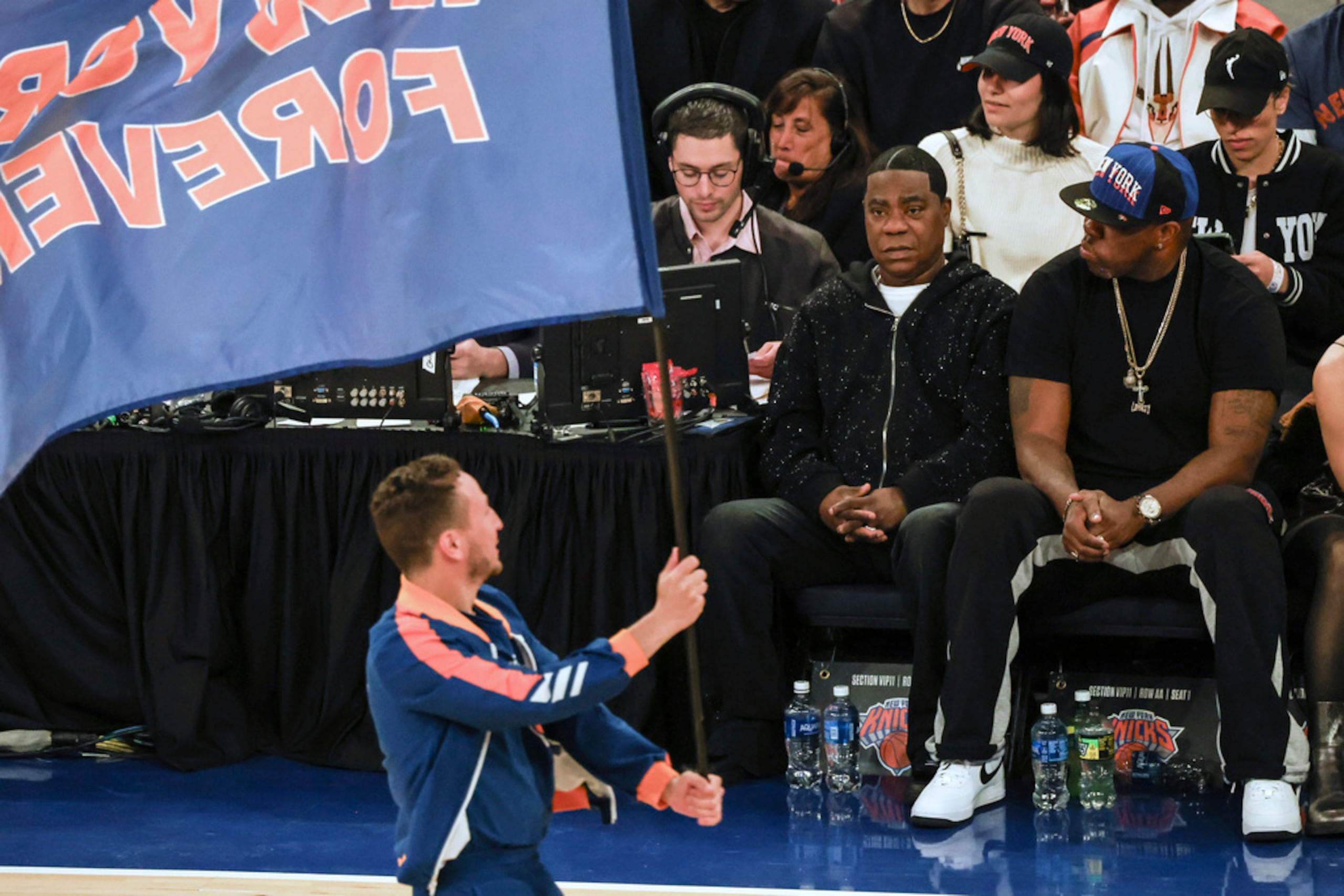 Tracy Morgan estaba sentado al borde de la cancha durante el partido entre los New York Knicks y los Miami Heat en Nueva York.