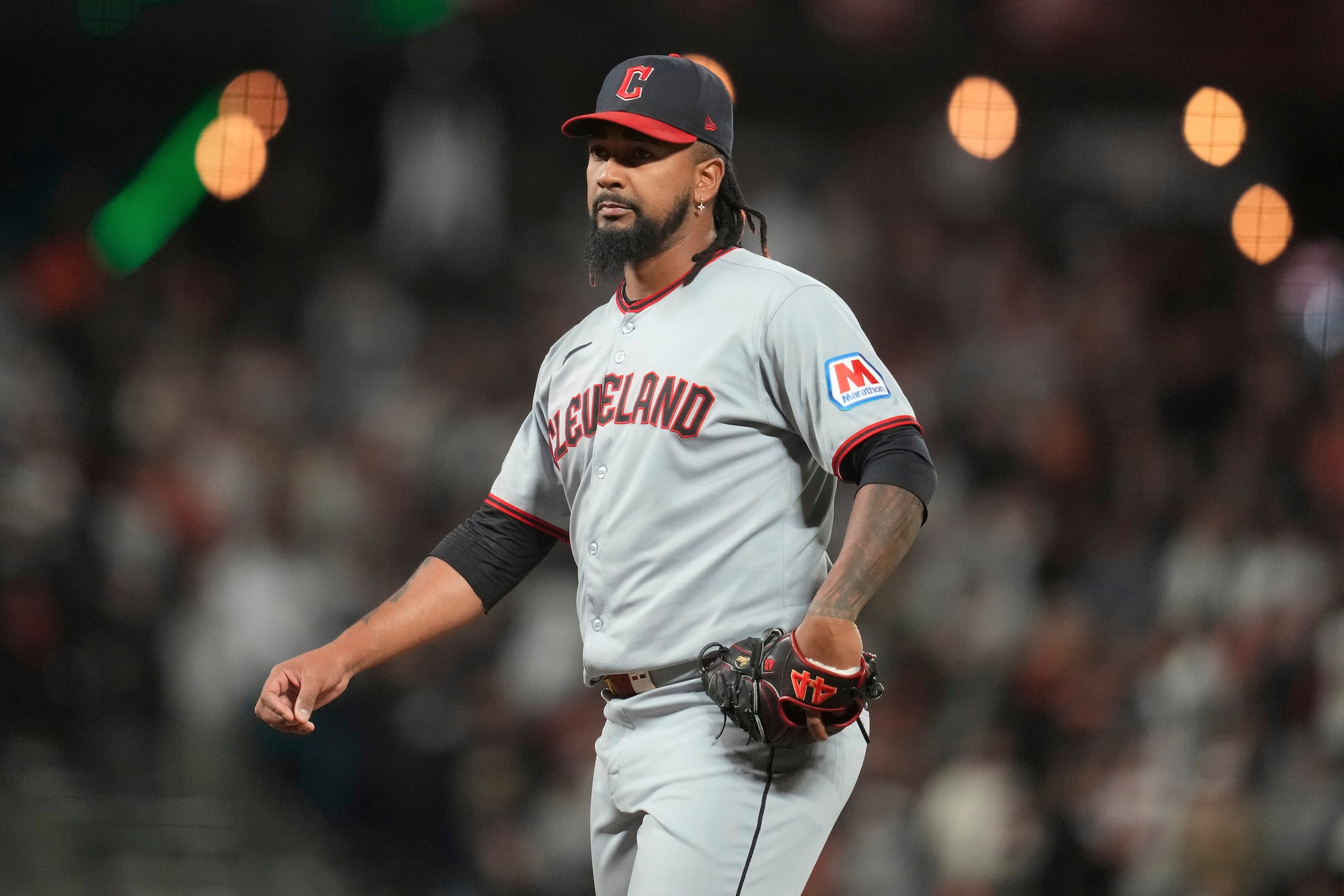El pitcher de los Guardians de Cleveland, Emmanuel Clase, lanza ante los Giants de San Francisco durante un juego previo a sus suspensión.