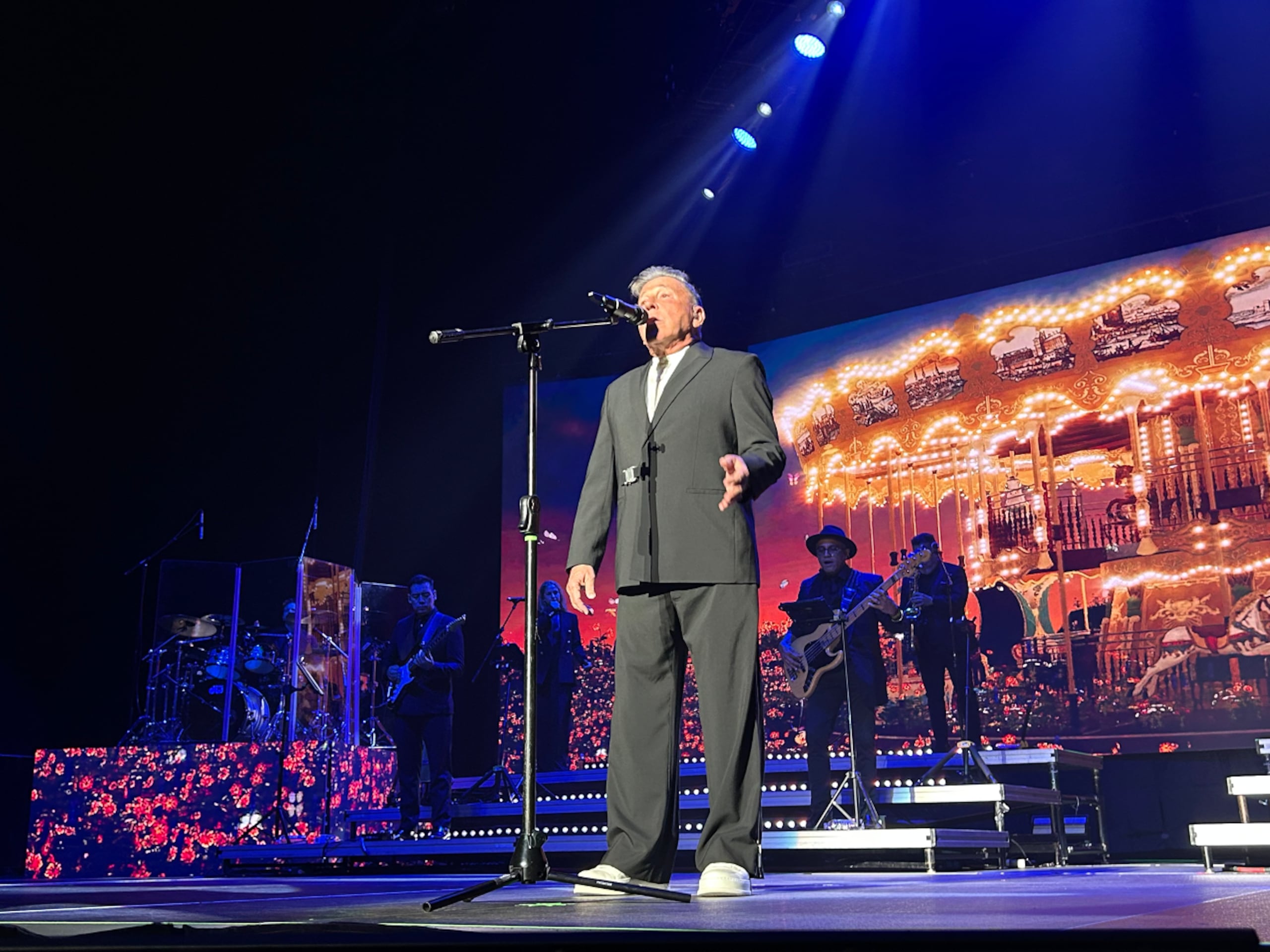 El artista gozó del aplauso del público desde el momento en que salió al escenario.