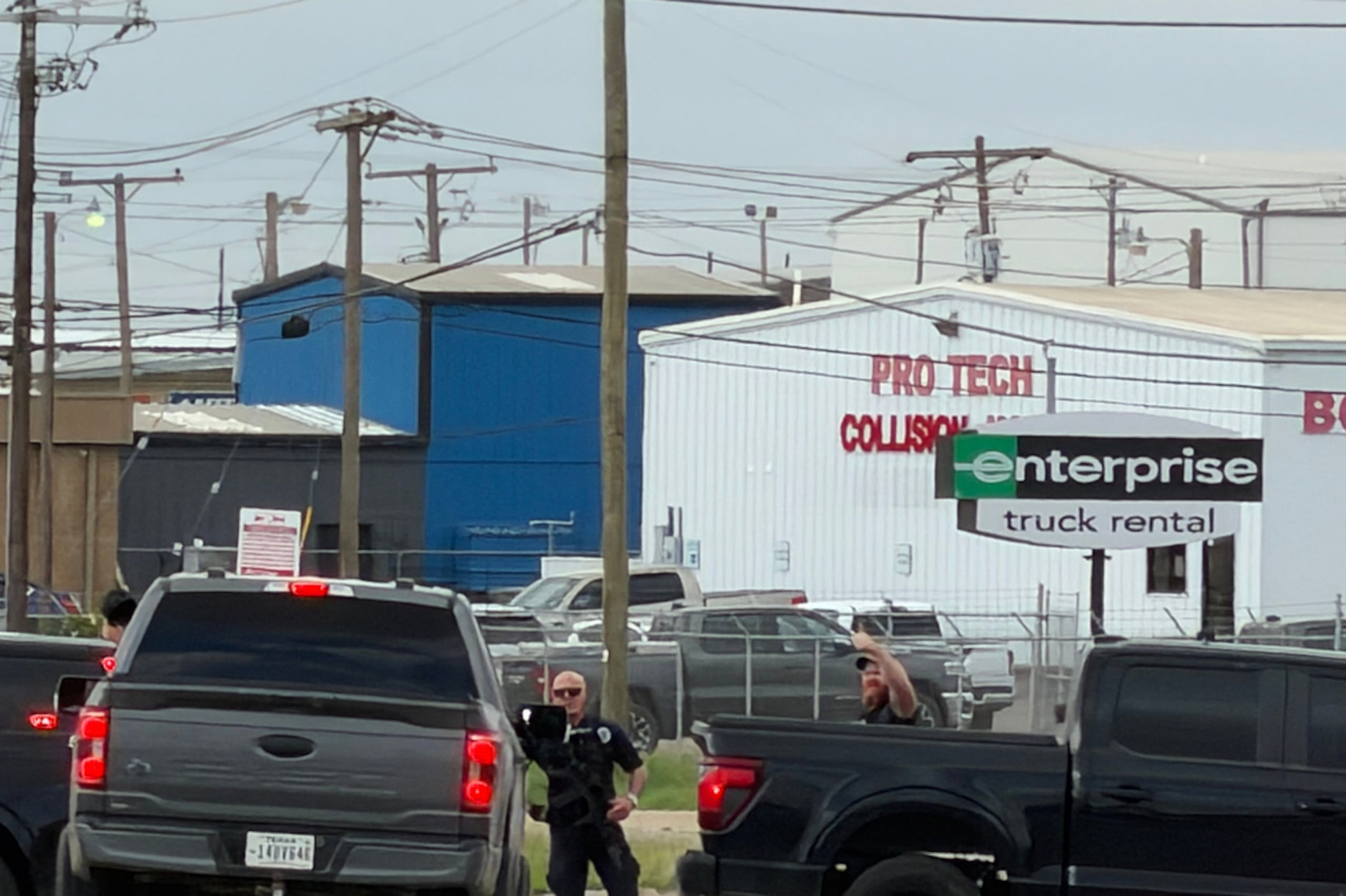 Las autoridades responden a una escena de tirador activo el viernes 12 de junio de 2026 en Midland, Texas.
