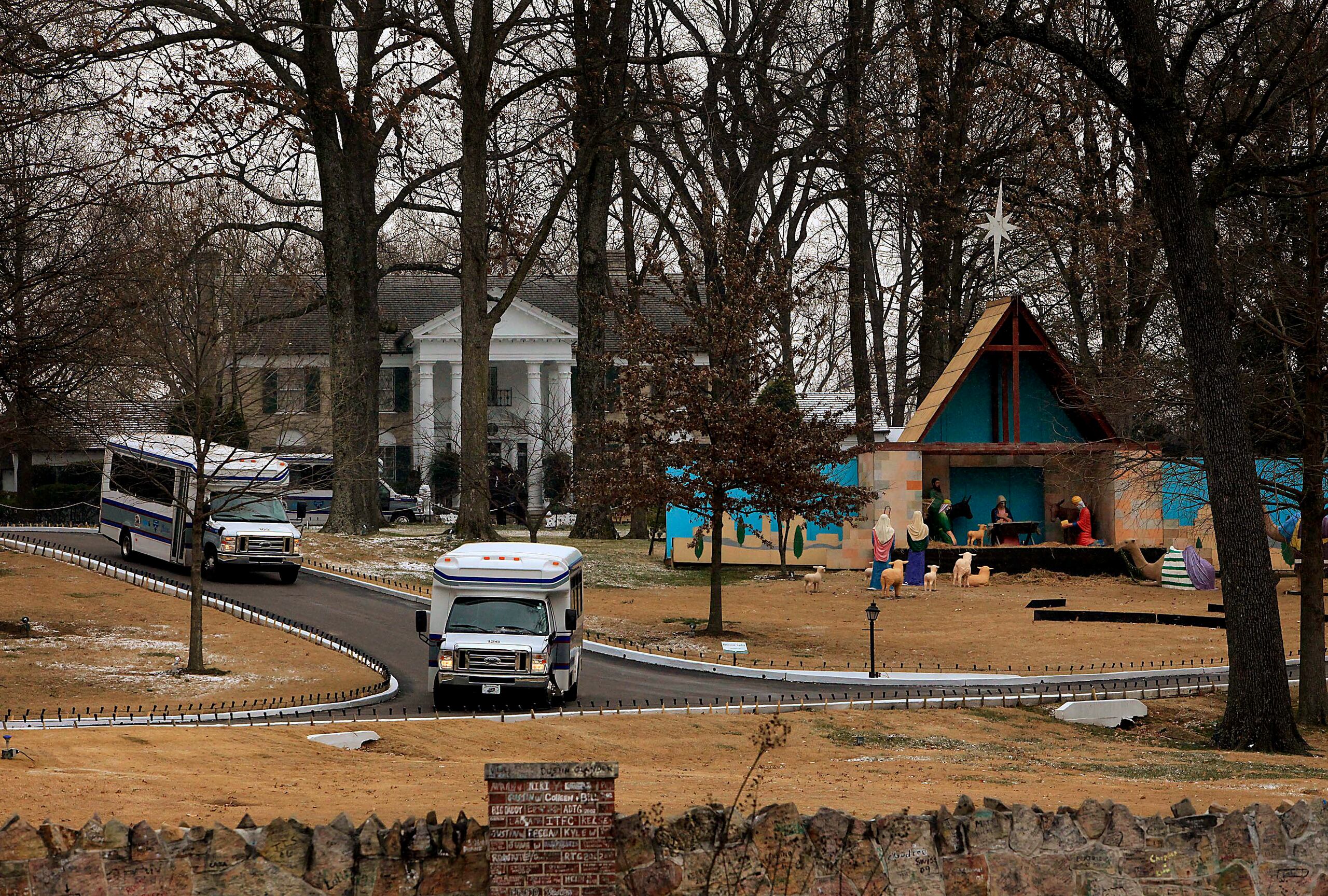 Fotografía de archivo de autobuses turísticos durante una visita a Graceland, antigua mansión de Elvis Presley en Memphis (EE.UU.). EFE/Lance Murphey.