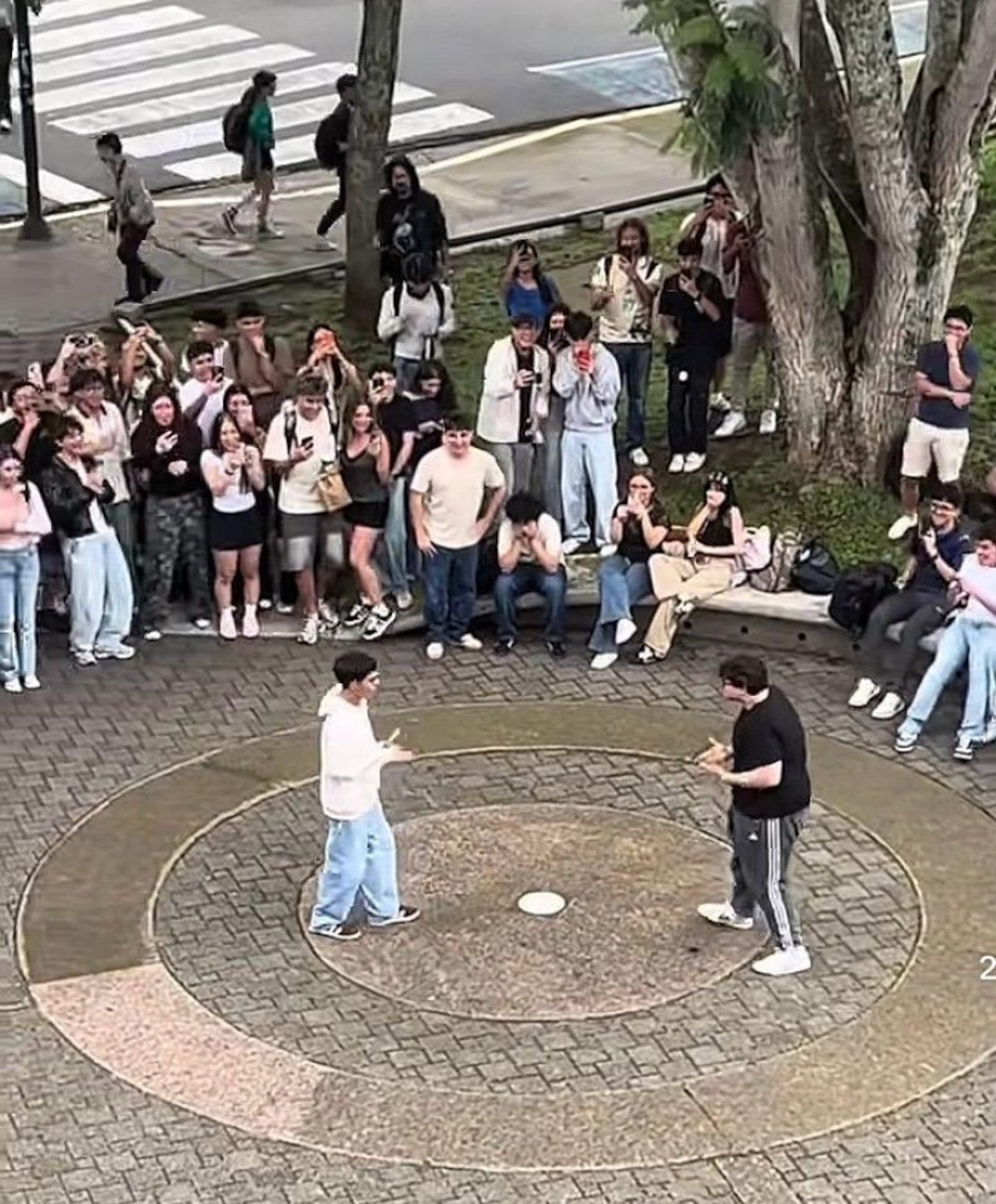 Jóvenes enfrentándose en una batalla de aura.