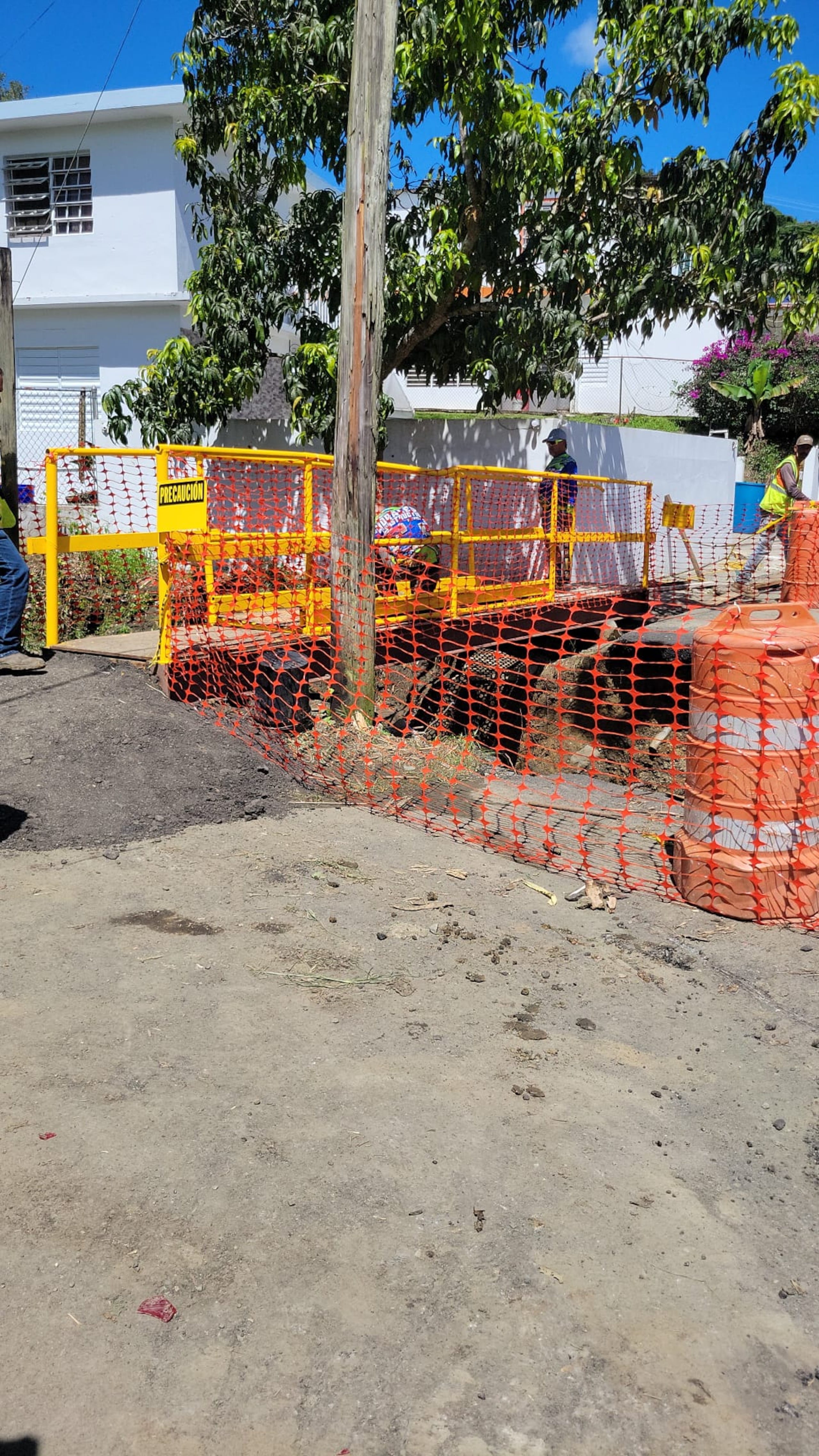 El puente ha sido utilizado por diversas agencias para llevarles compras y suministros a los residentes “sin ningún inconveniente”.
