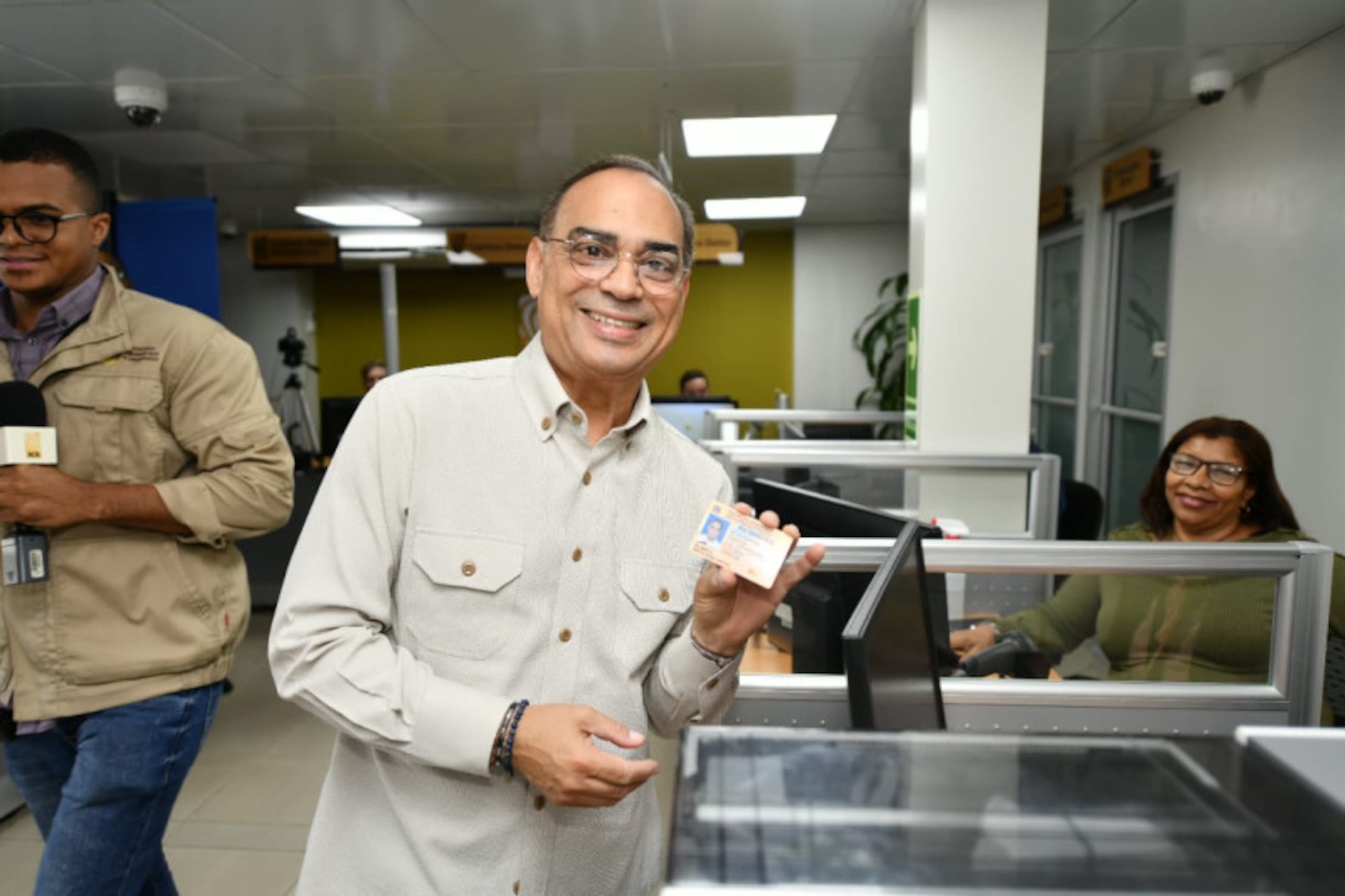 Gilberto Santa Rosa con su cédula tras obtener nacionalidad dominicana.