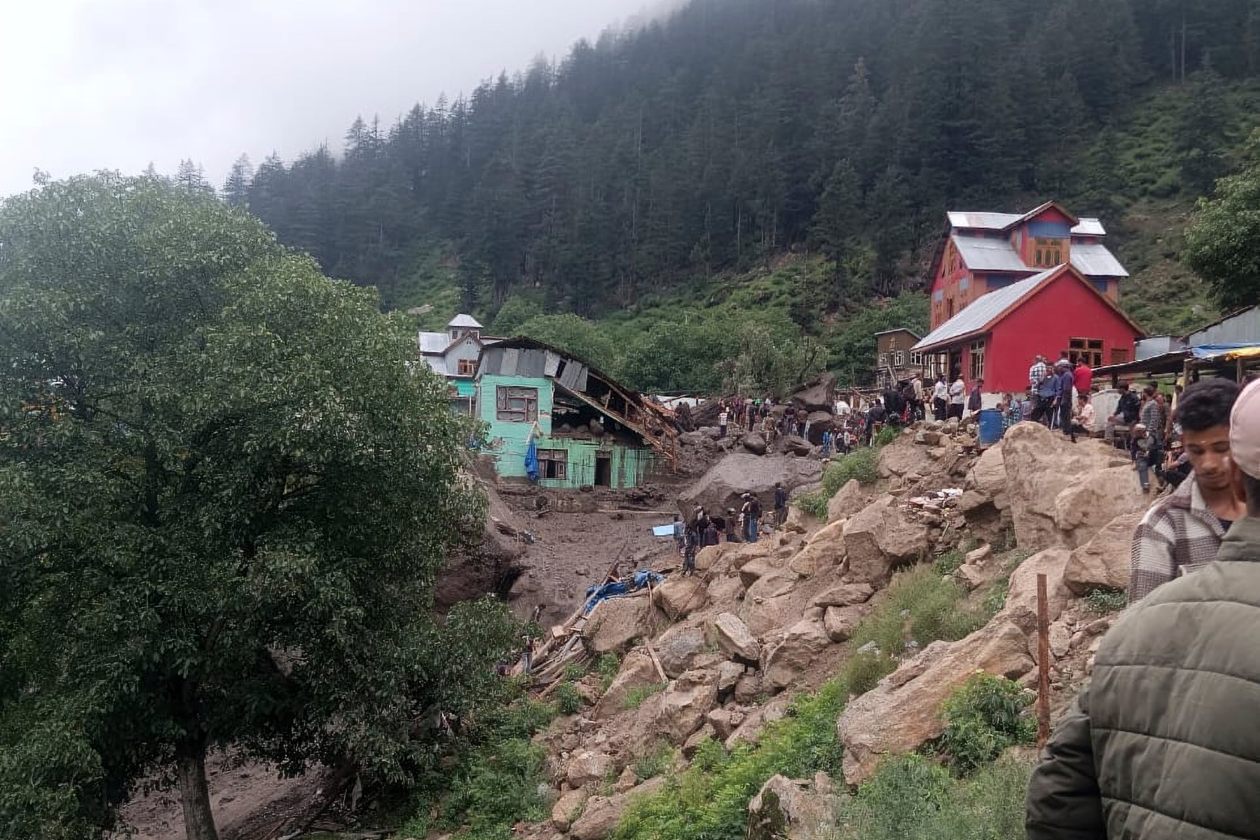 Edificios dañados a causa de las inundaciones repentinas provocadas por las lluvias torrenciales, en una remota aldea de montaña en Chositi, en la Cachemira controlada por India, el 14 de agosto de 2025. (AP Foto)