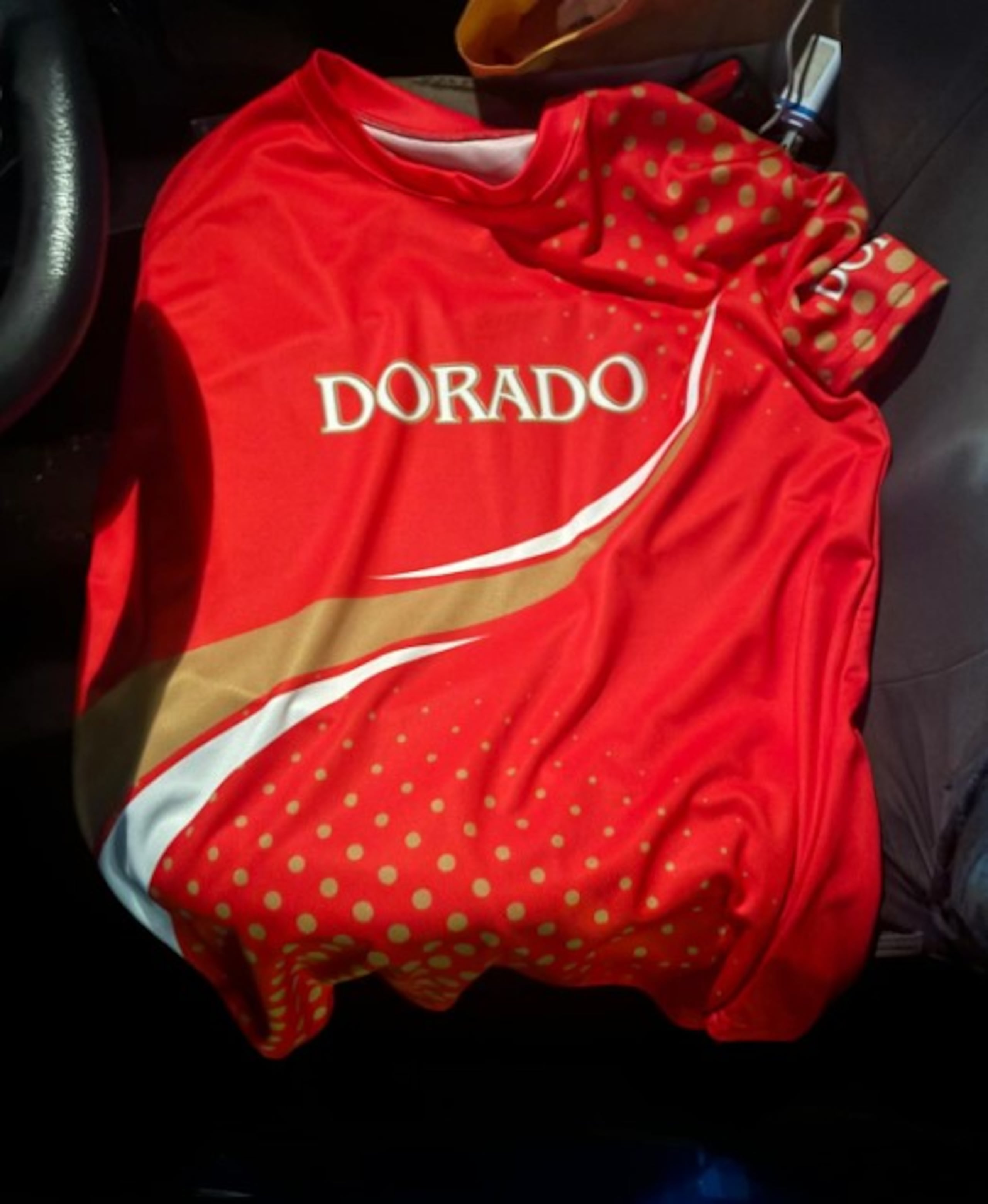 El alcalde de Dorado, Carlos López, explicó que los funcionarios no violan ningún estatuto, pues las camisas no tienen insignia.