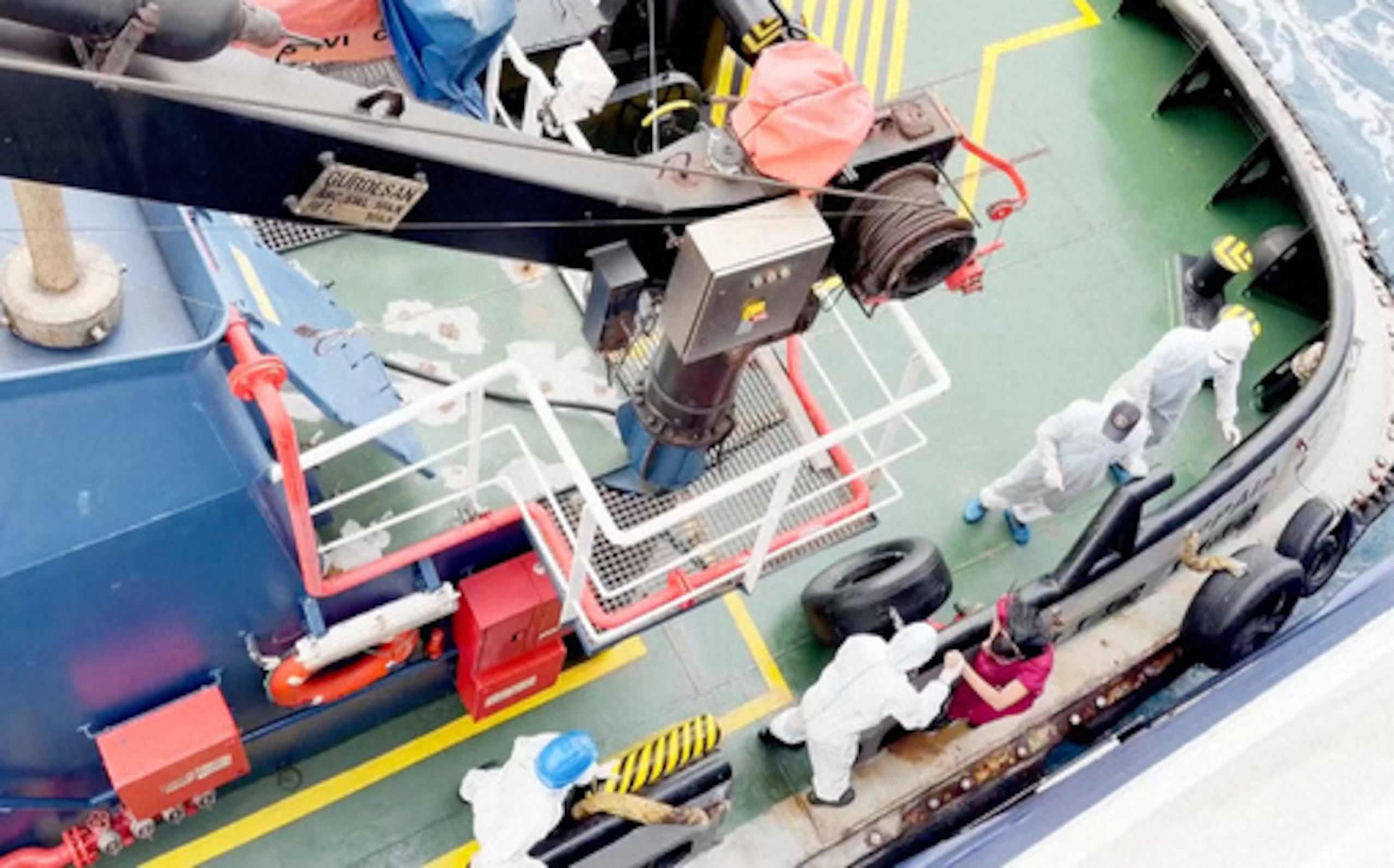 Trabajadores sanitarios bajan del MV Hondius, un crucero de bandera holandesa que transportaba a casi 150 personas, mientras permanece frente a Cabo Verde el lunes 4 de mayo de 2026, después de que tres pasajeros murieran y varios más enfermaran gravemente en un presunto brote de hantavirus. (Qasem Elhato vía AP)