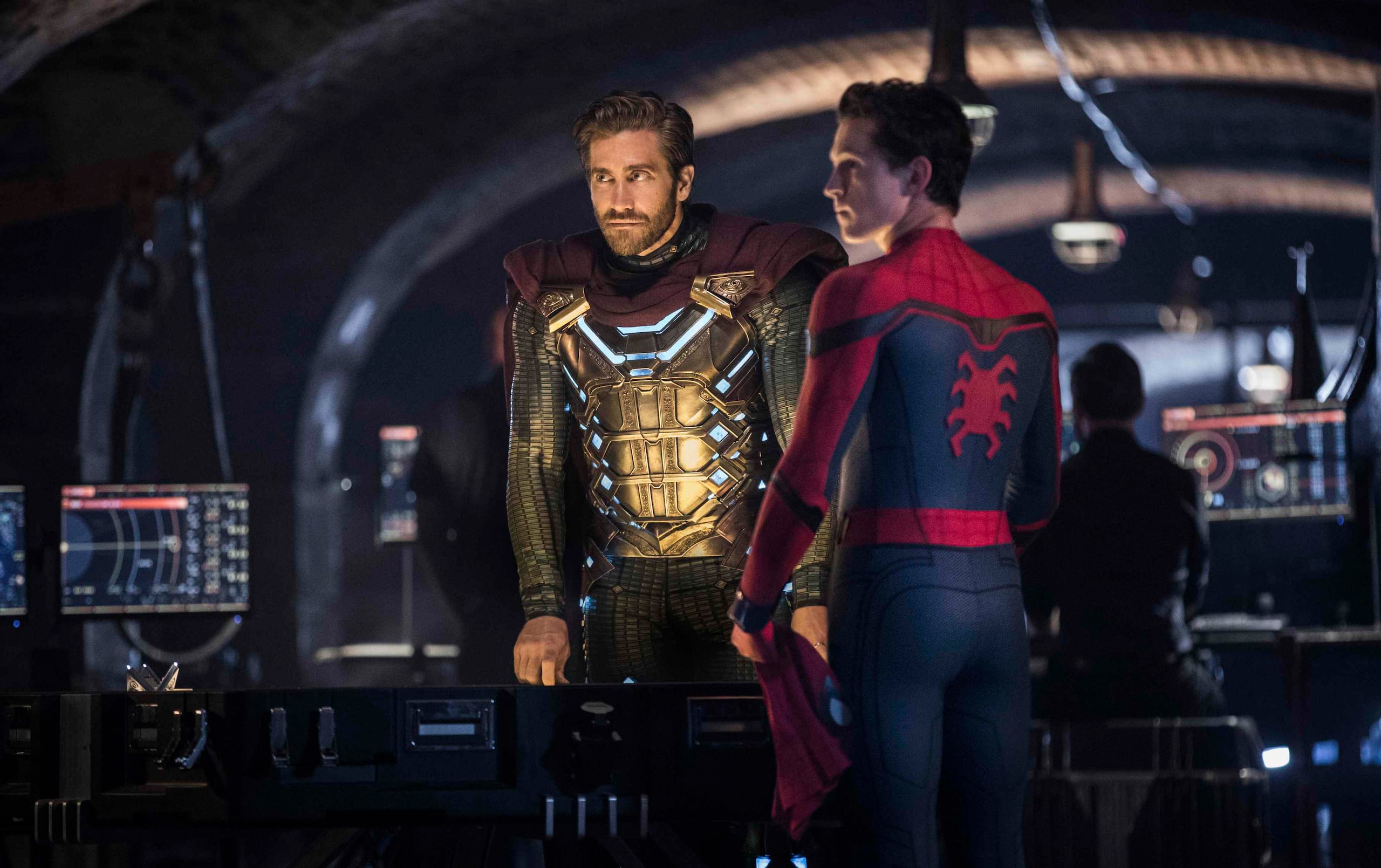 Esta imagen lanzada por Sony Pictures muestra, desde la izquierda, a Numan Acar, Tom Holland y Jacky Gyllenhaal en una escena de "Spider-Man: Far From Home". (AP)