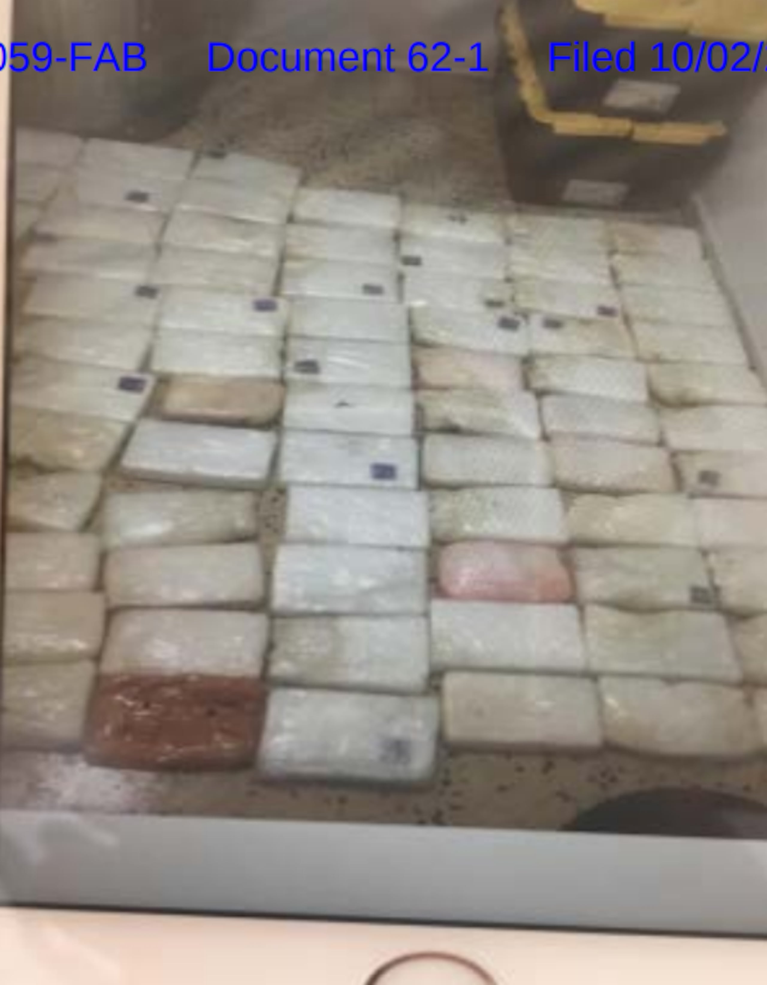 La investigación alega que la ganga introducía cargamentos de cocaína en la isla a través de embarcaciones con compartimientos secretos, distribuía la droga localmente y enviaba parte a Estados Unidos mediante el Servicio Postal de los Estados Unidos y FedEx.