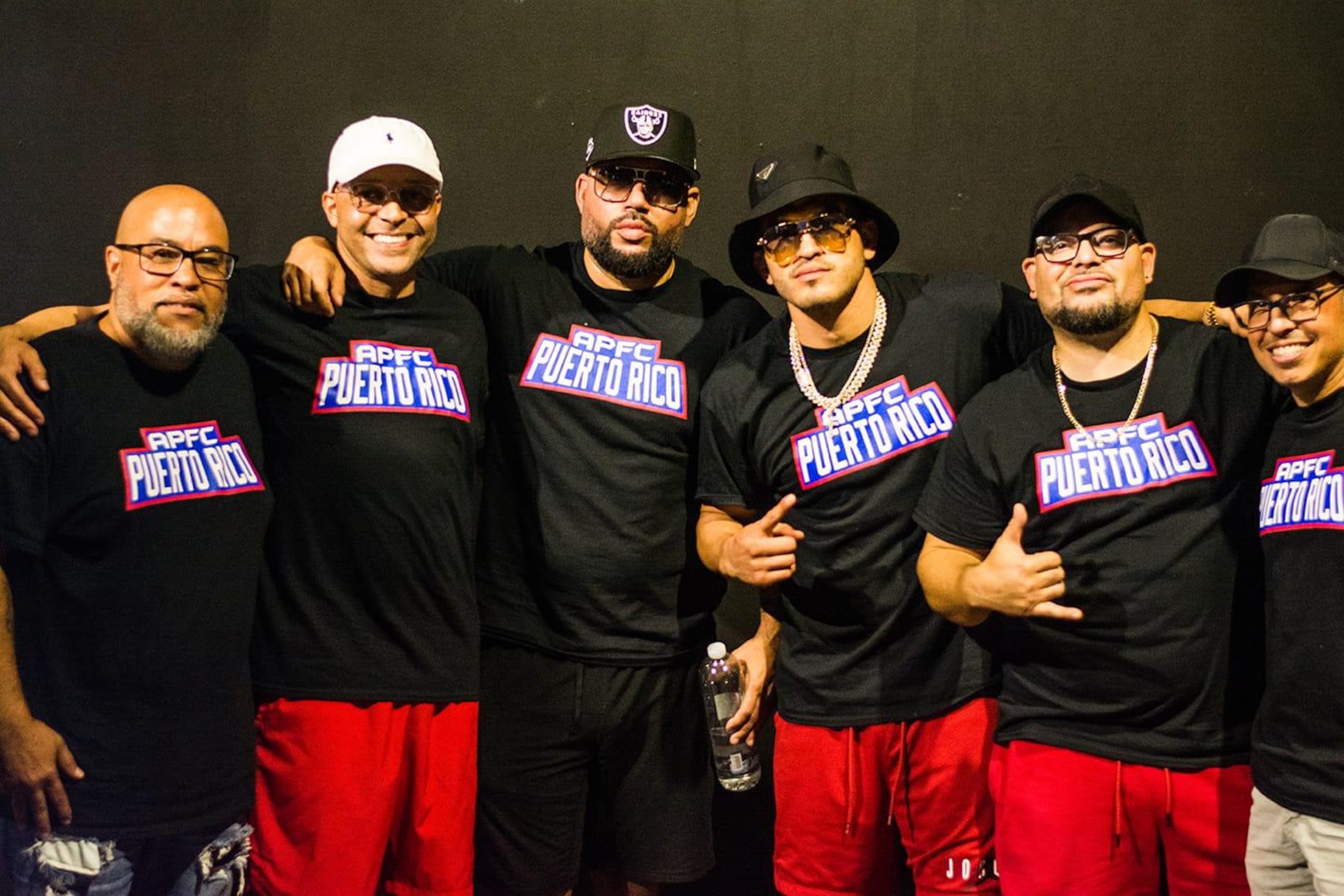 Anthony Pettis, cuarto desde la izquierda, vino con un equipo de trabajo a evaluar talentos.