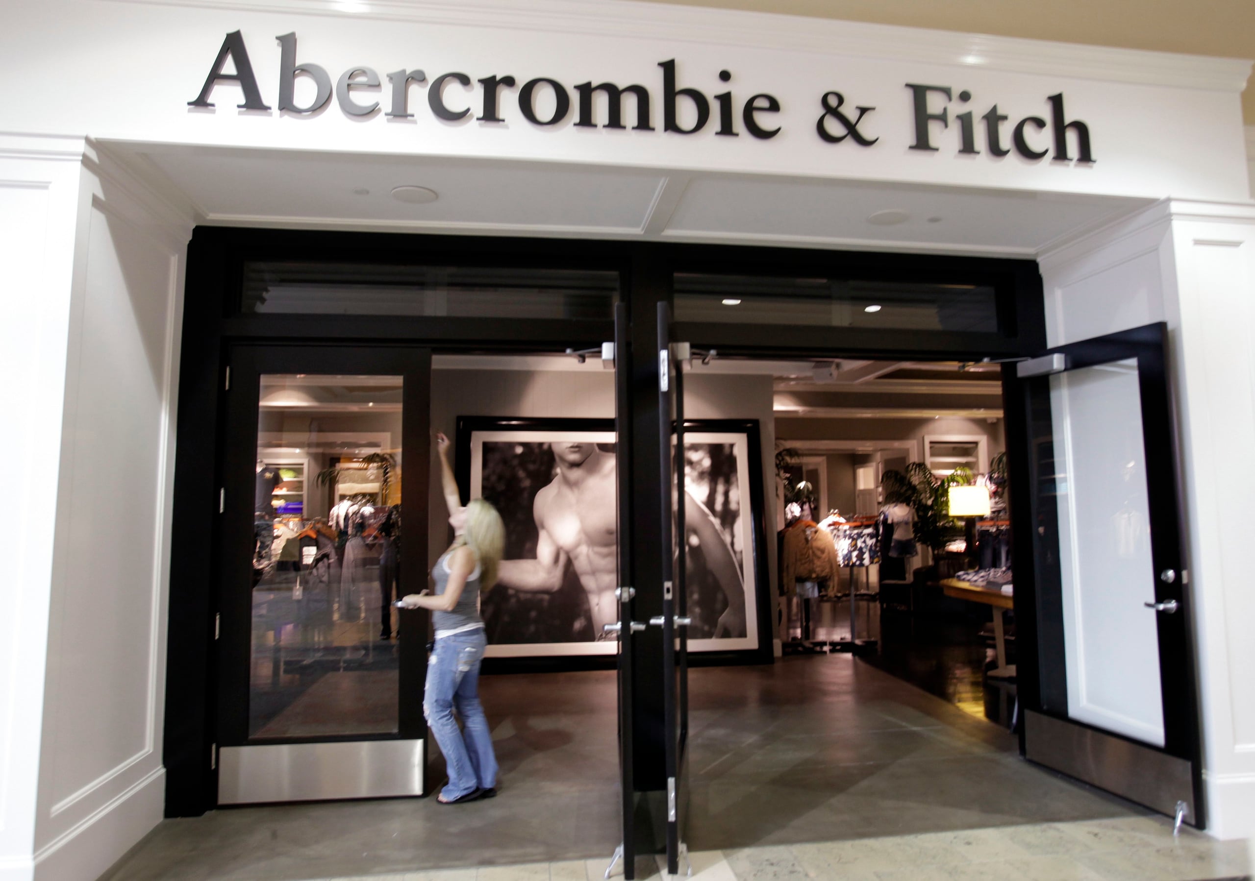 Una empleada de la tienda abre Abercrombie & Fitch en un centro comercial en San José, California.