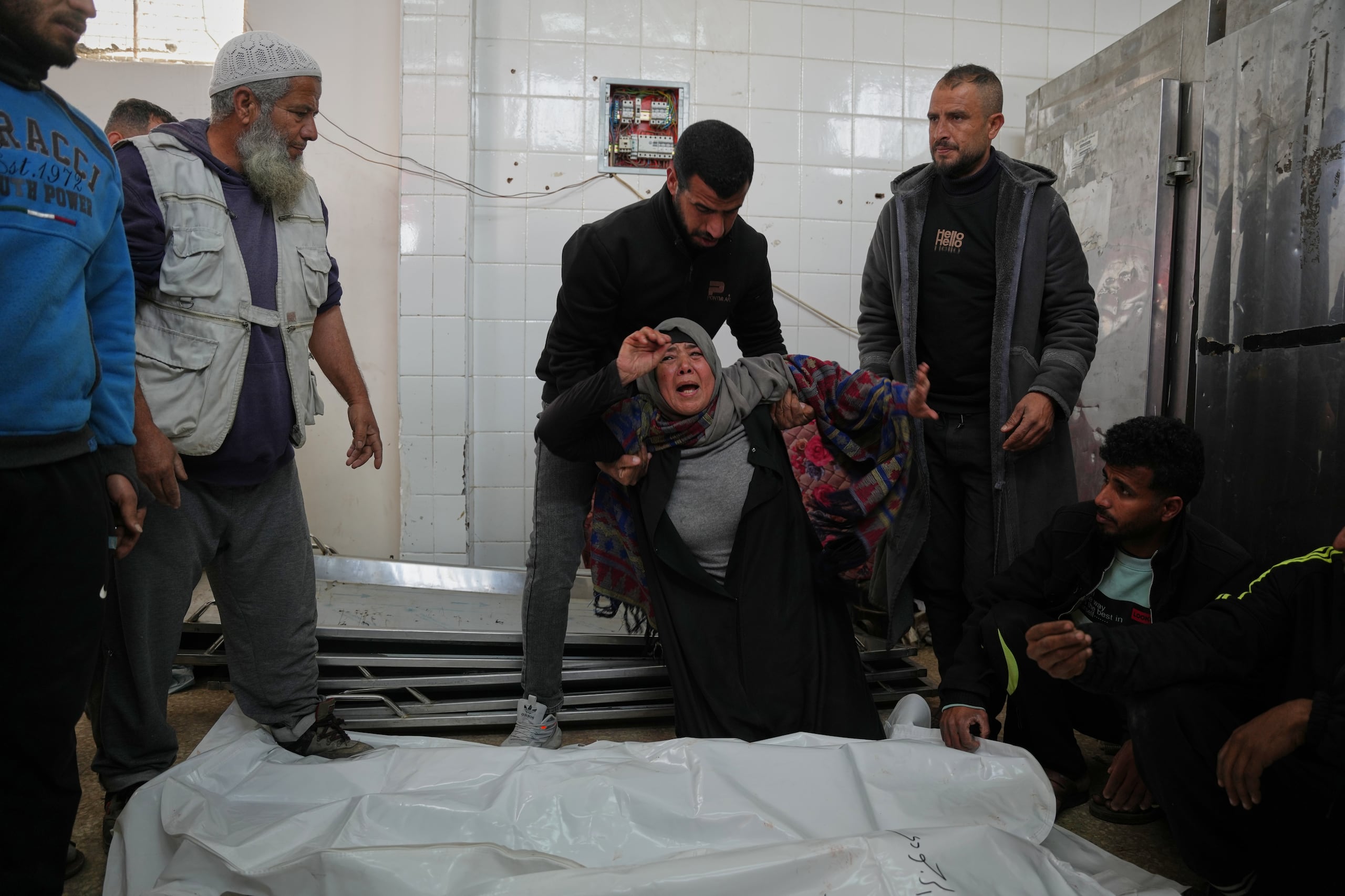 Najwa Al-Rajoudi llora por su sobrino Moussa Al-Rajoudi, muerto por fuego israelí, antes de su funeral en el Hospital Al-Aqsa en Deir al-Balah, en Gaza, el 21 de enero de 2026. (Foto AP/Abdel Kareem Hana)
