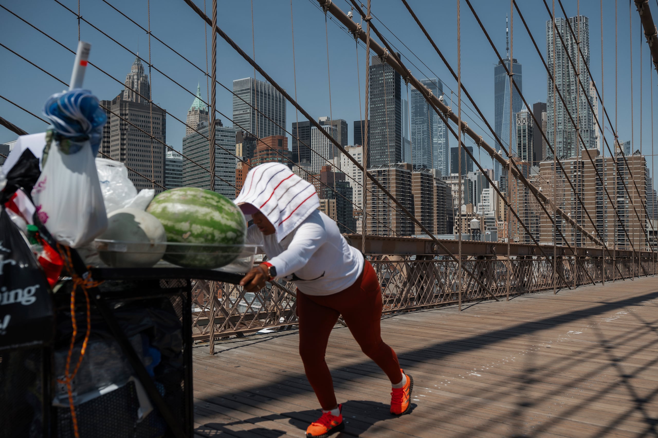 Un vendedor de frutas en el Puente de Brooklyn en la ciudad de Nueva York el 24 de junio del 2025. (AP foto/Olga Fedorova)