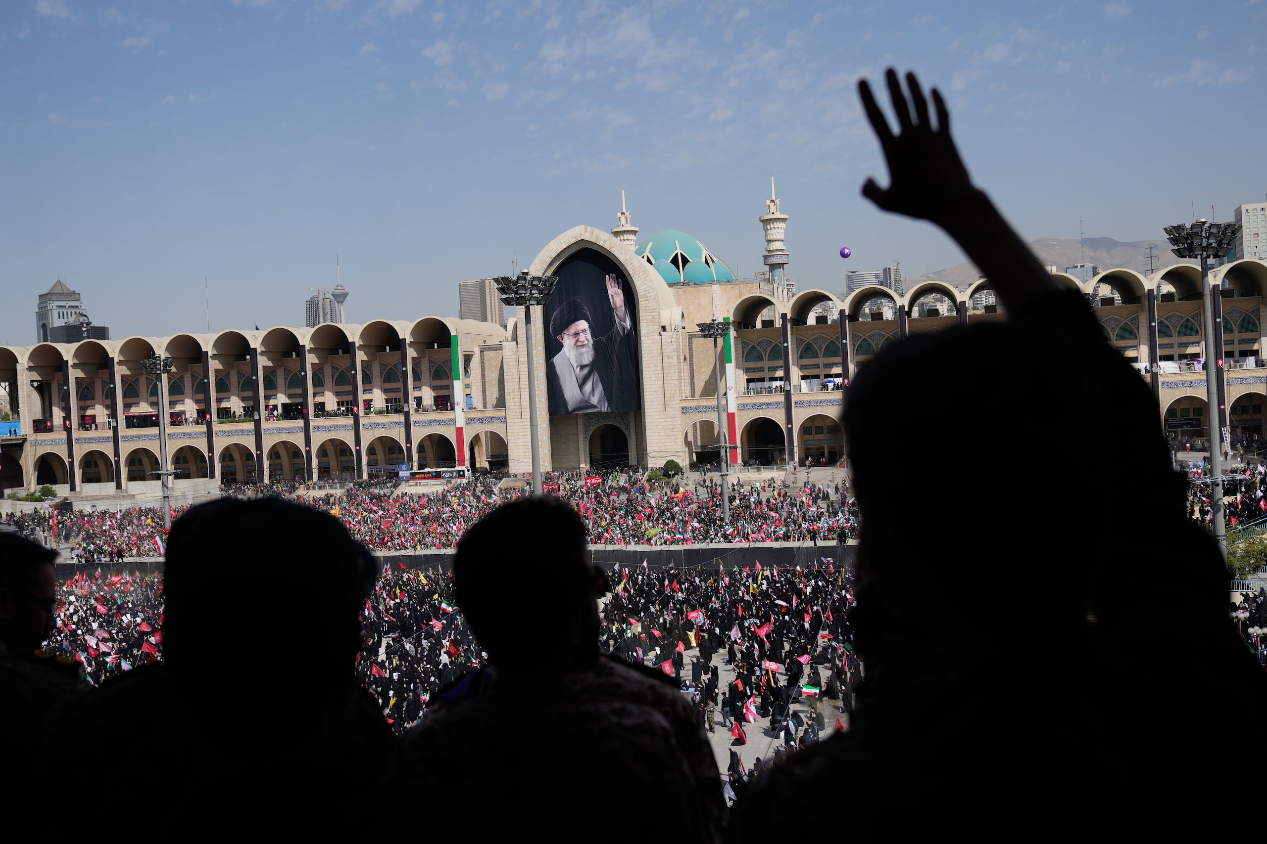 Durante la ceremonia, el principal negociador de Irán emitió una advertencia a Francia y al Reino Unido por sus comentarios sobre la posibilidad de enviar patrullas conjuntas en la vía fluvial.