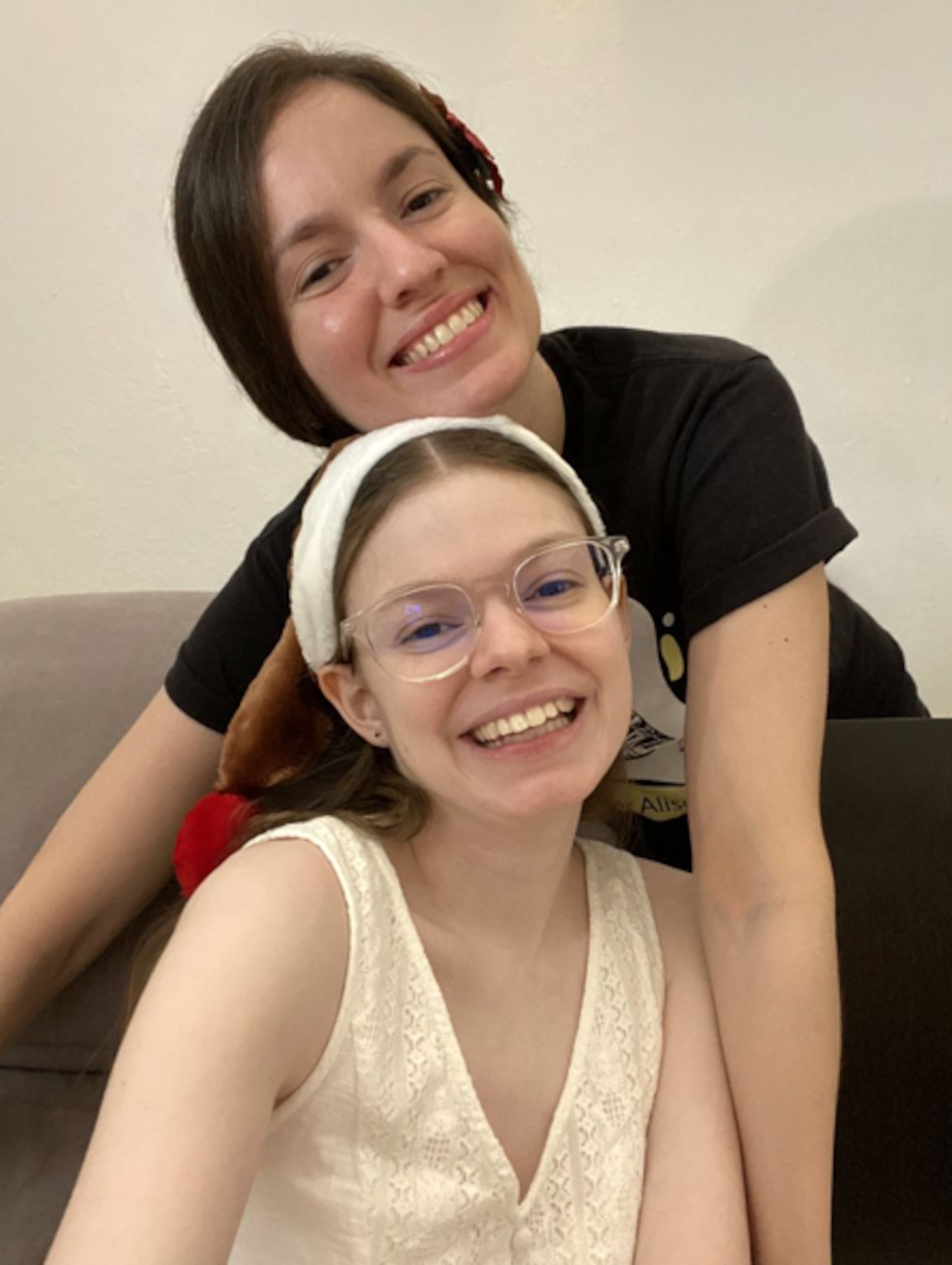 Alison Montalvo de León, quien padece encefalomielitis miálgica y sensibilidad química múltiple, realizó unas postales junto a su hermana Grace, para ayudar con su tratamiento médico. Suministrada