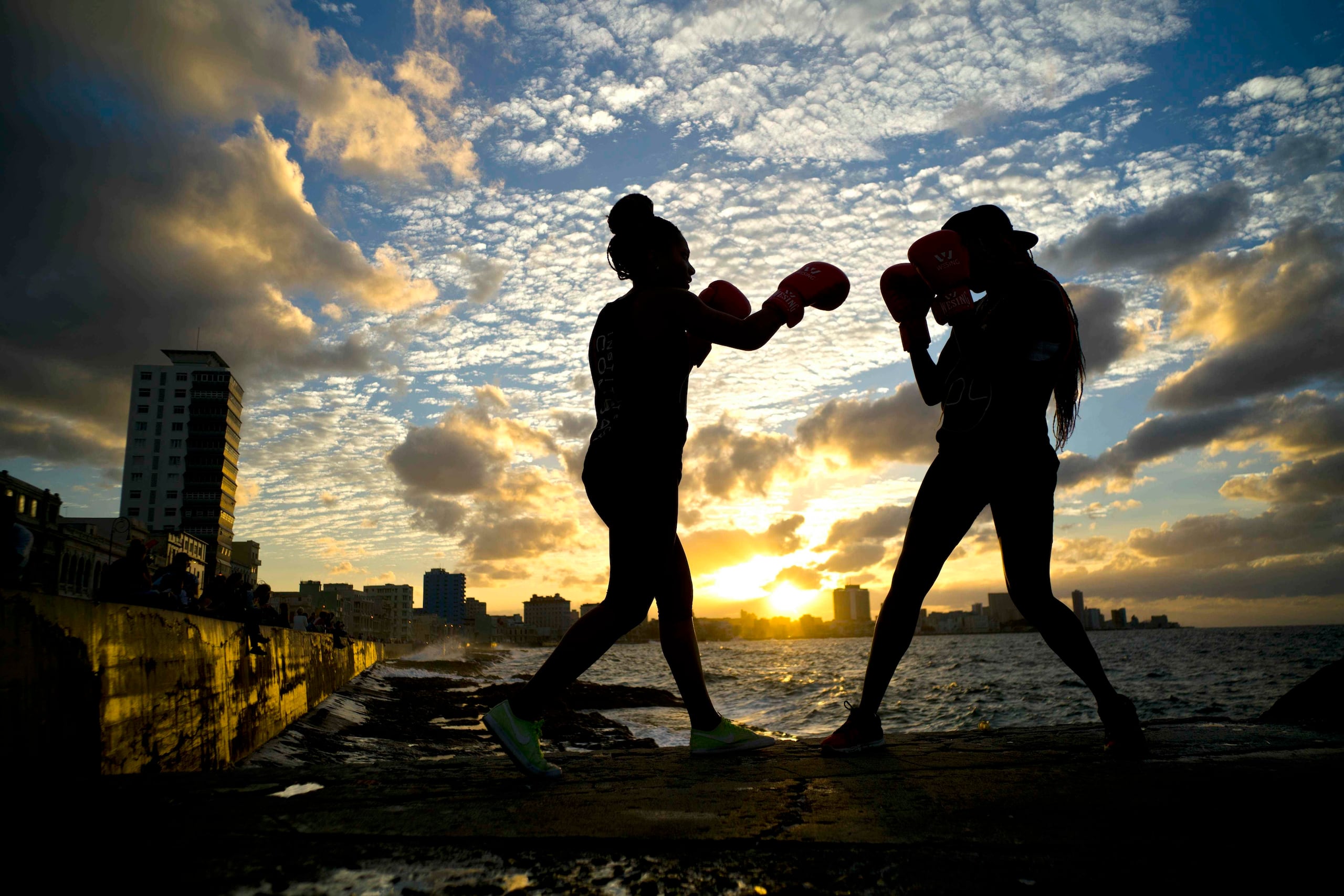 Dos mujeres entrenan durante una sesión de fotos en el Malecón de La Habana, en Cuba.