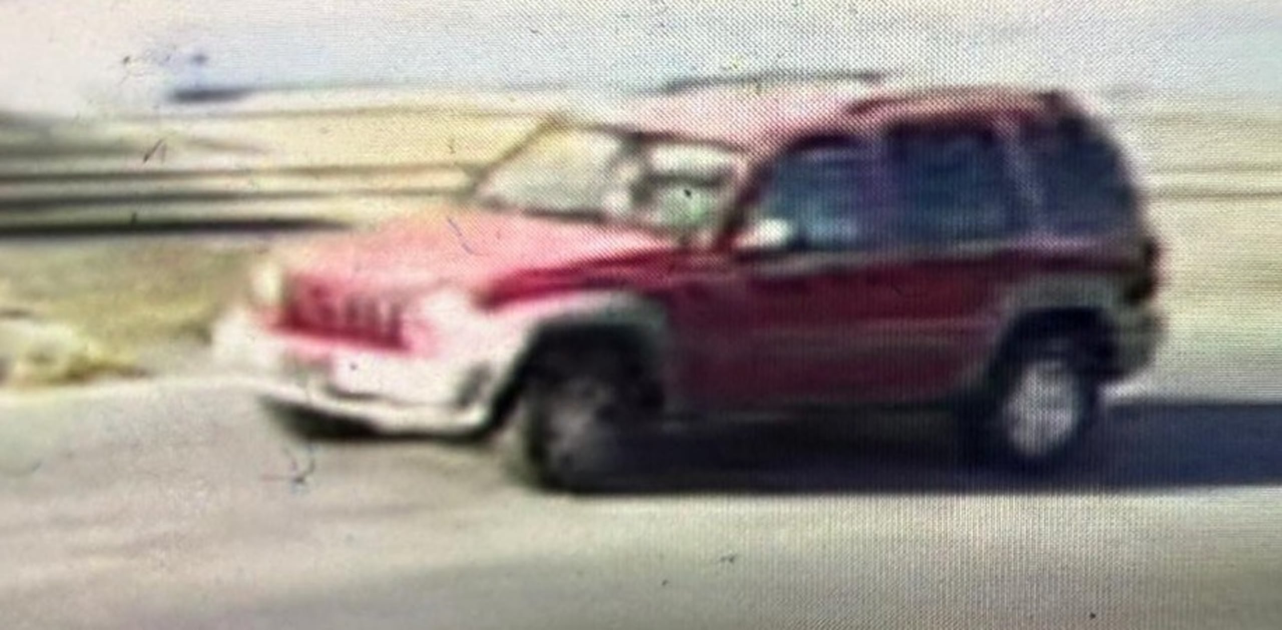 Guagua marca Jeep Liberty color rojo, relacionada con el asesinato de Anderson José Jiménez Maldonado, ocurrido el 23 de mayo, frente a la iglesia Tabernáculo Asamblea de Dios, en Toa Baja.
