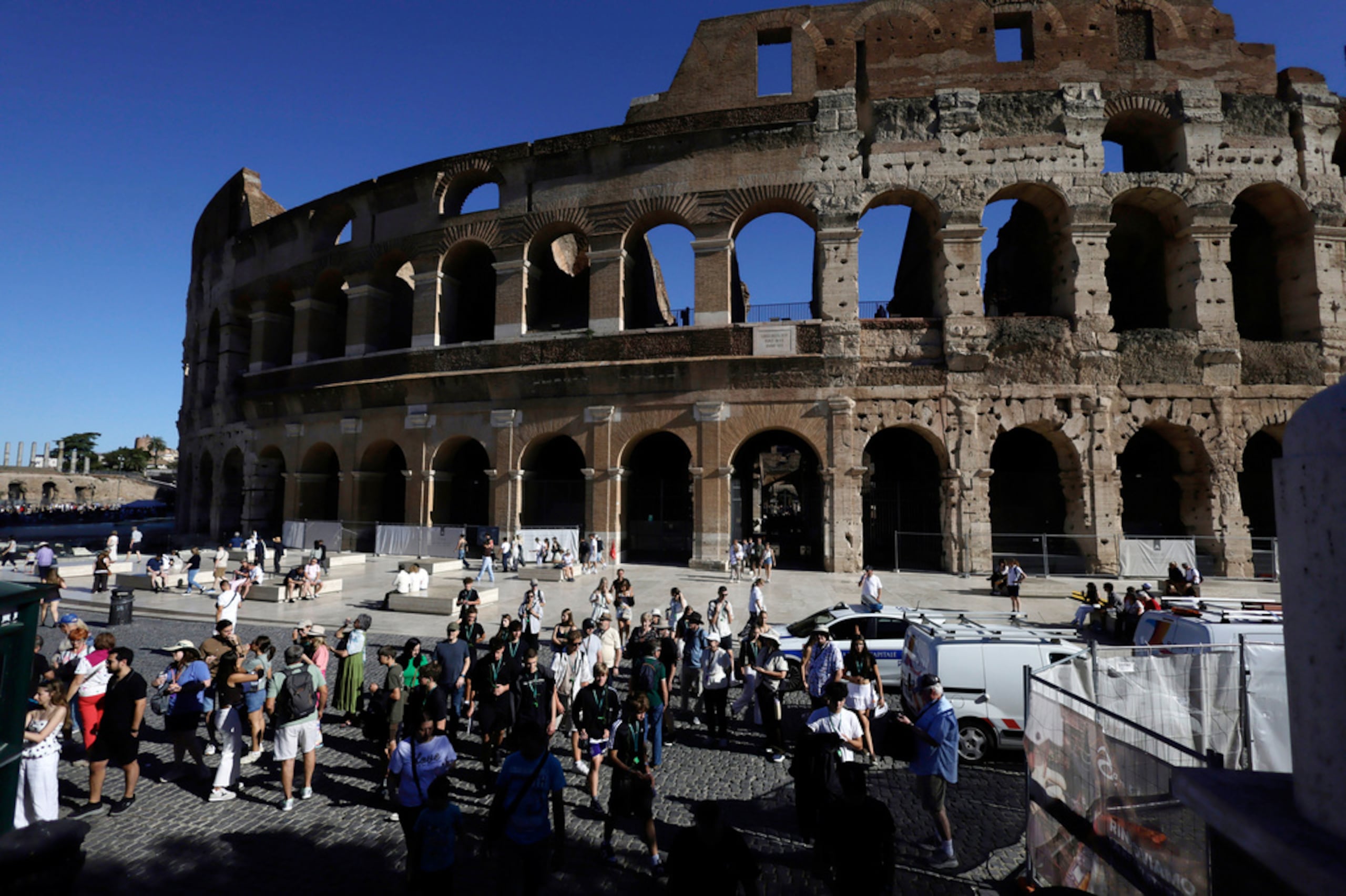 Turistas se congregan este miércoles a las afueras del Coliseo, cerrado al público por la muerte del trabajador que cayó al vacío el martes.