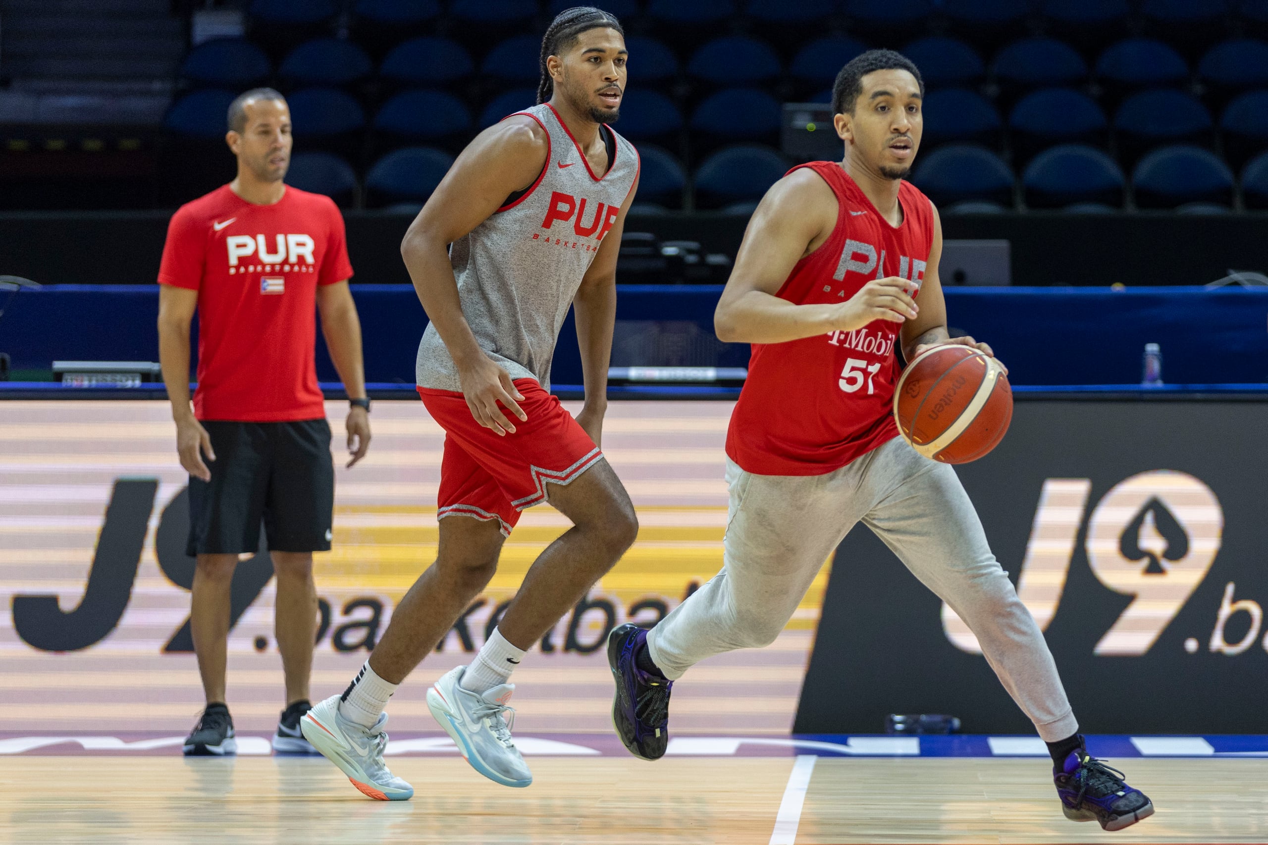 Tremont Waters, con el balón, participa aquí de una de las sesiones finales de práctica del equipo antes de su debut en el Mundial este sábado.