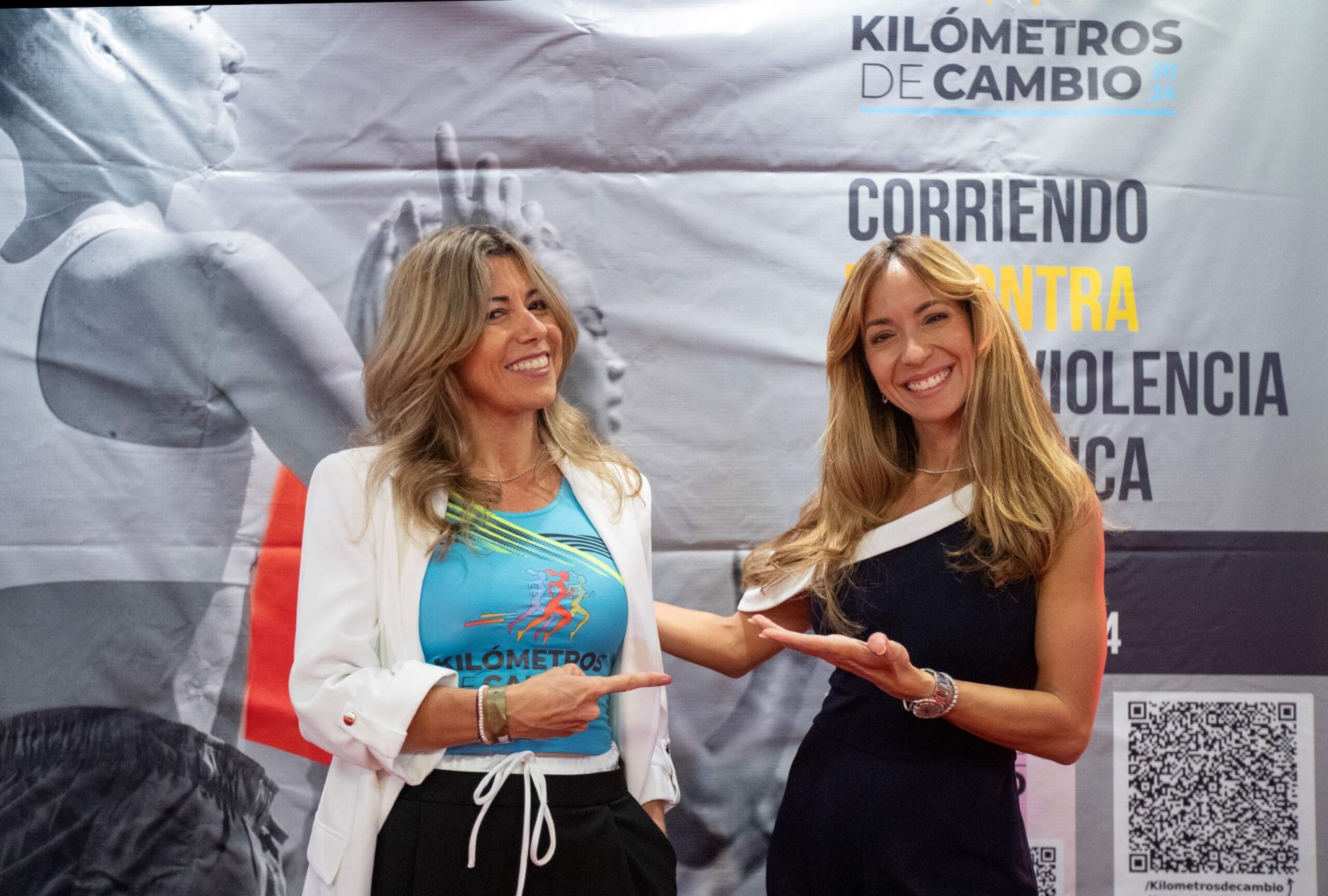 Deborah Maldonado, fundadora de la organización sin fines de lucro Kilómetros de cambio, hizo una entrega simbólica del batón a la presentadora Alexandra Fuentes, quienes correrá el primer tramo de la carrera.