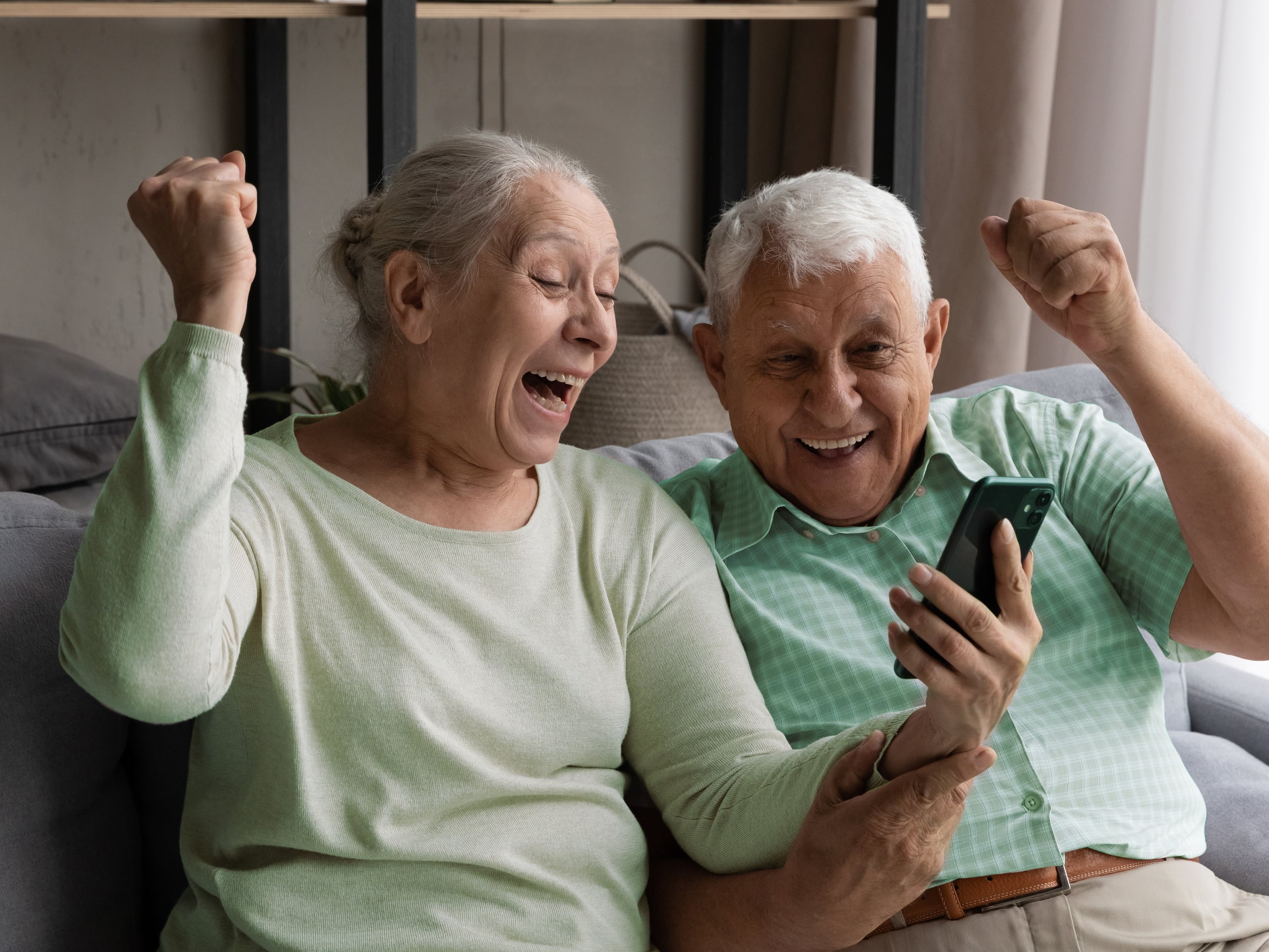 Para los adultos mayores, la alfabetización digital es especialmente relevante, pues les permite acceder a herramientas y recursos que mejoran el manejo de sus enfermedades y su bienestar general.