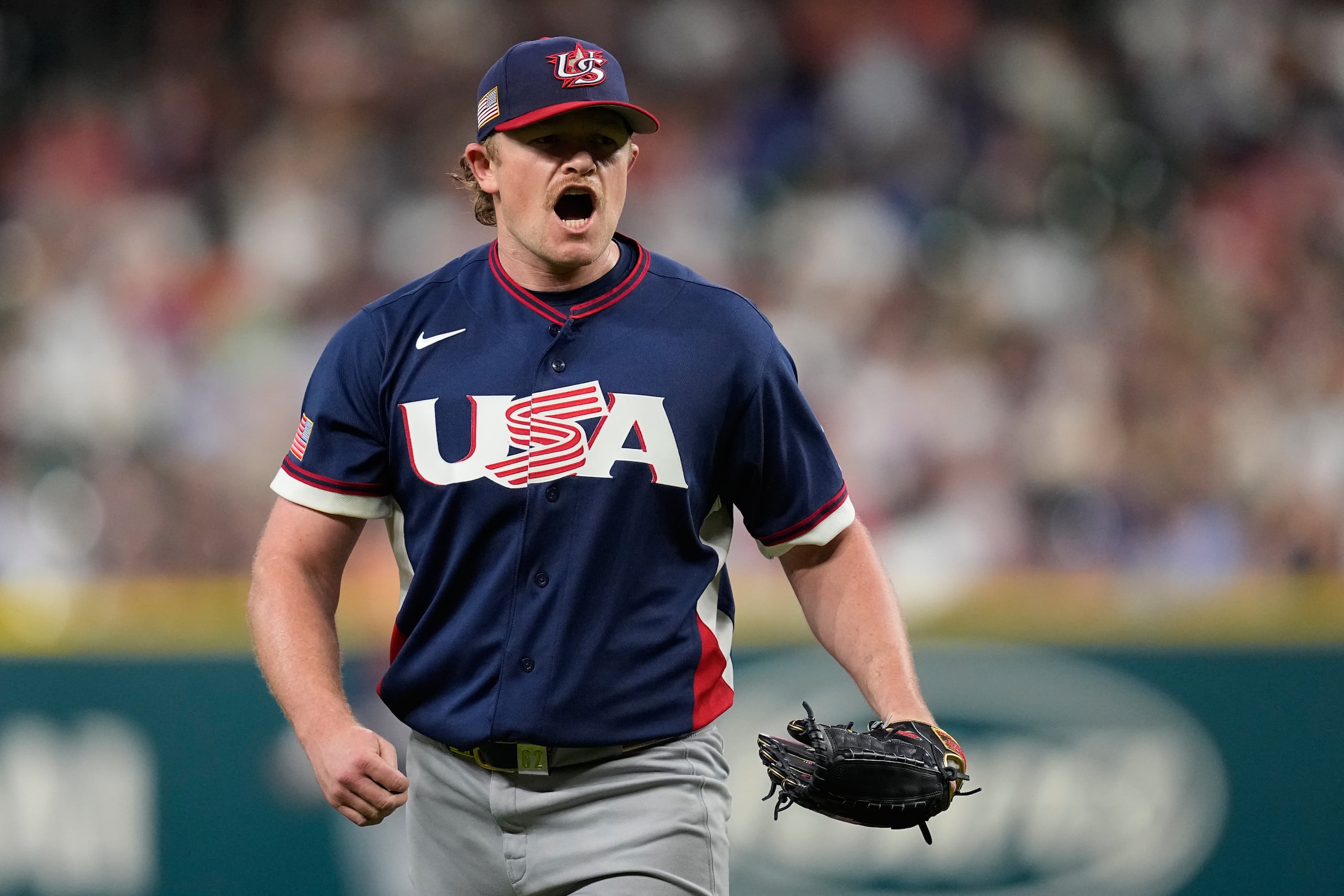 Logan Webb celebra luego de acabar la primera entrada contra Canadá con un ponche.