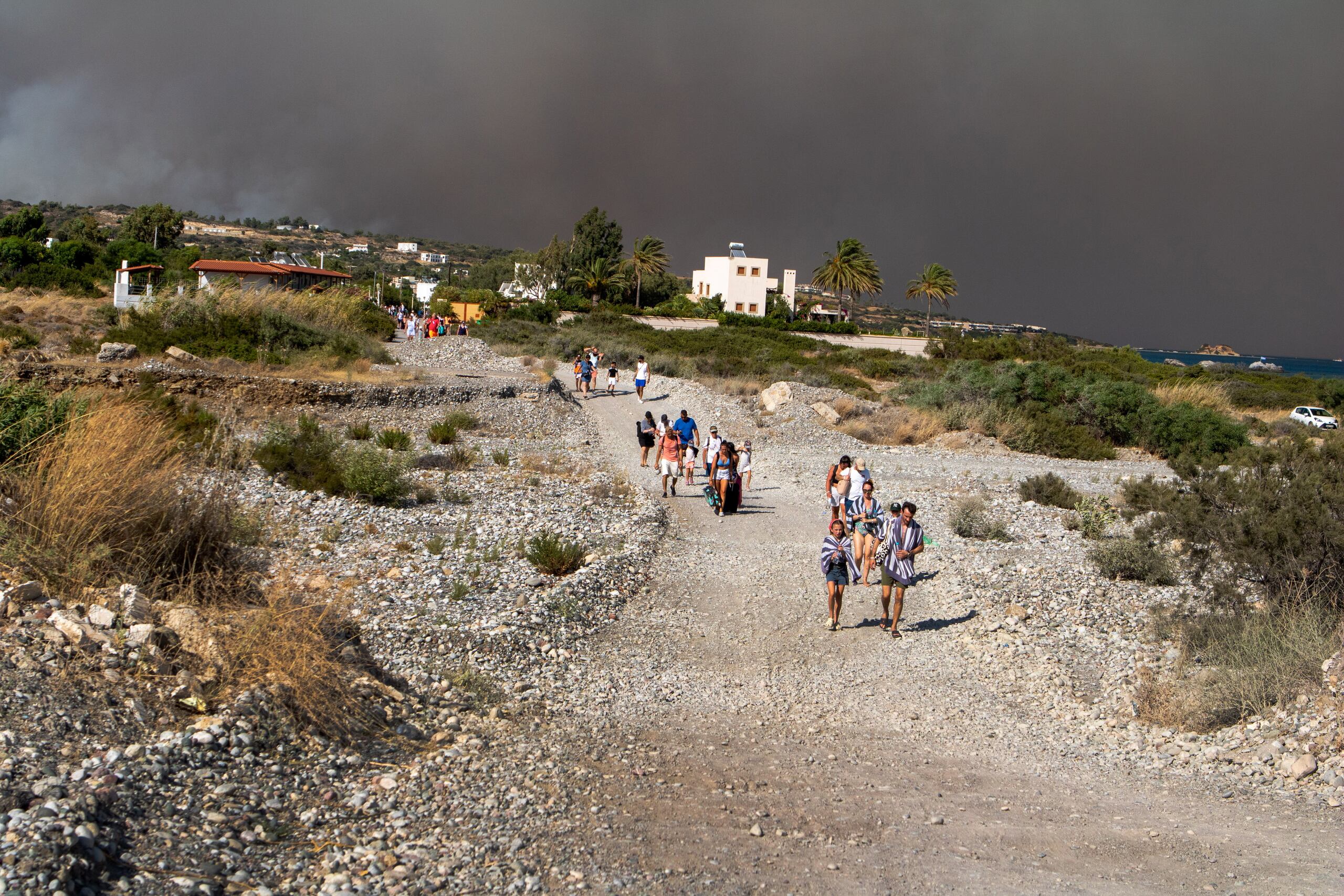 Turistas evacuados de la localidad de Kiotari durante el incendio que ha arrasado la isla griega de Rodas. EFE/EPA/ Damianidis Lefteris