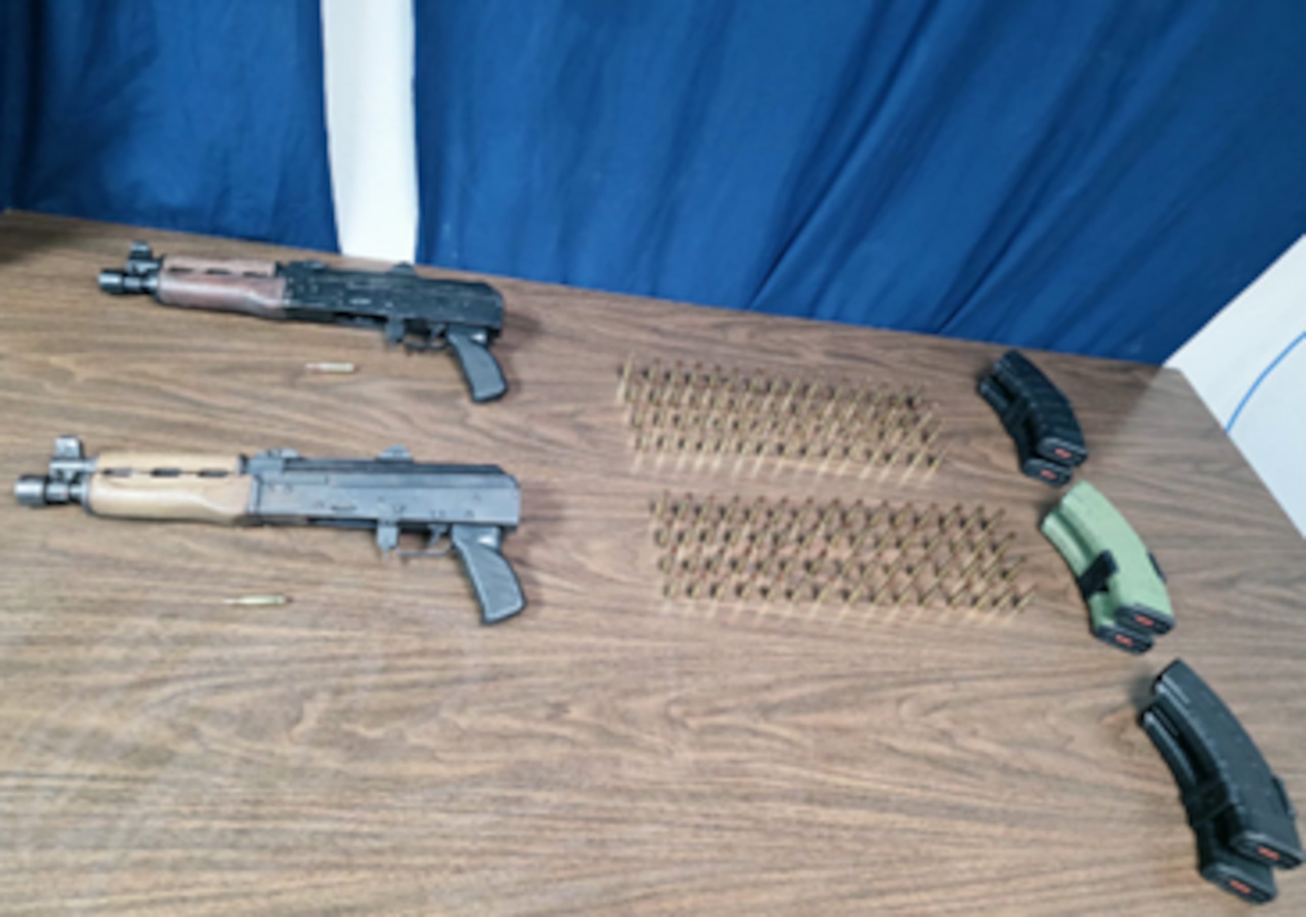 Rifles, cargadores y balas ocupadas en un Nissan Kicks, color gris y del año 2024, en el residencial Zenón Díaz Valcárcel, en Guaynabo, donde hubo un doble asesinato.