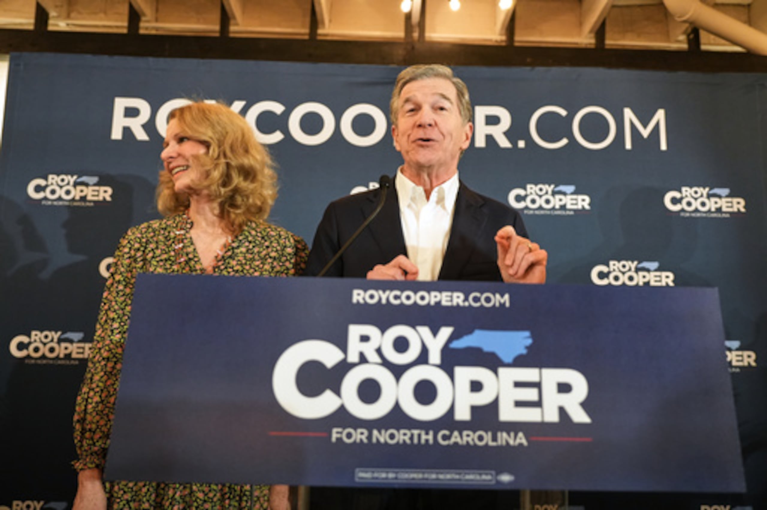 El candidato demócrata al Senado de Carolina del Norte, el ex gobernador Roy Cooper, habla en una fiesta de observación de las elecciones primarias el martes 3 de marzo de 2026, en Raleigh, Carolina del Norte (AP Photo/Matt Ramey)