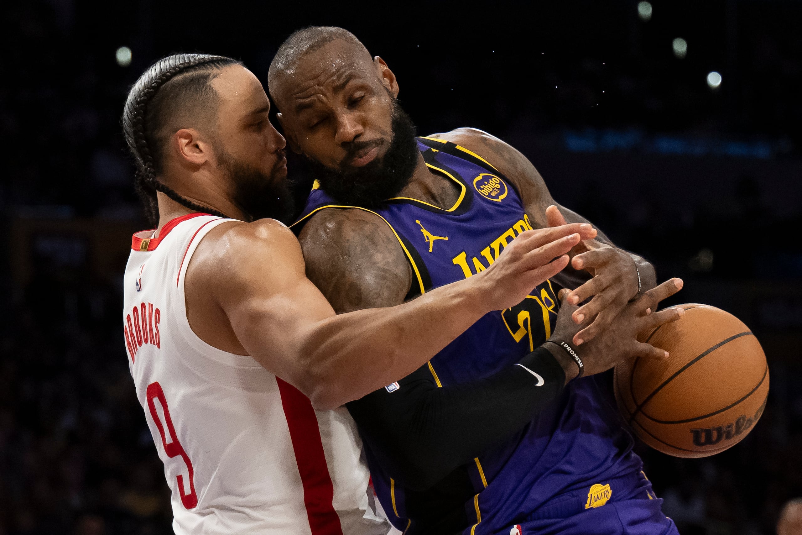 LeBron James (23) y el delantero Dillon Brooks (9).