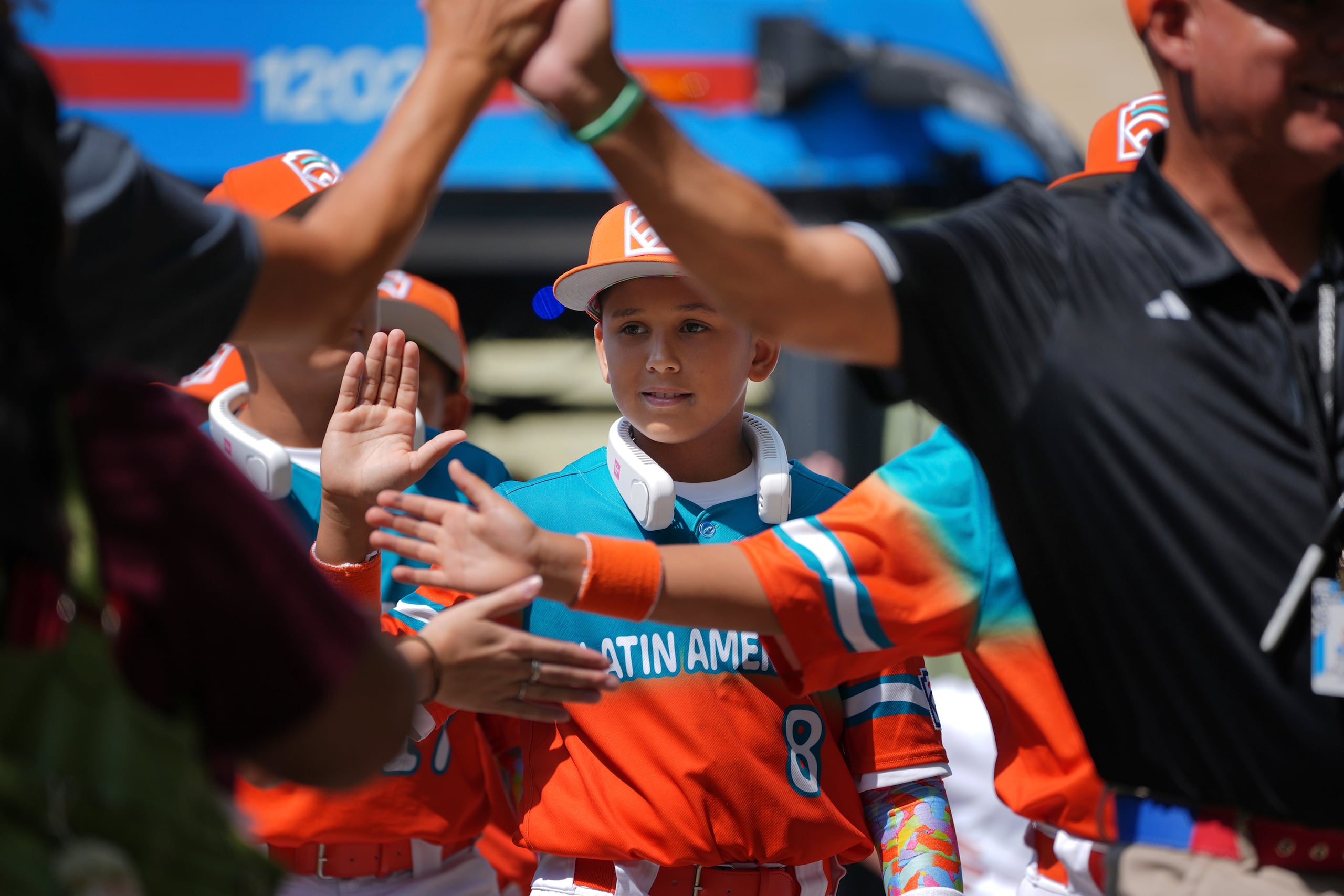 José Jiménez, del equipo de Latinoamérica, llega al picnic de la Serie Mundial de Pequeñas Ligas, el martes 12 de agosto de 2025 en Williamsport, Pennsylvania.