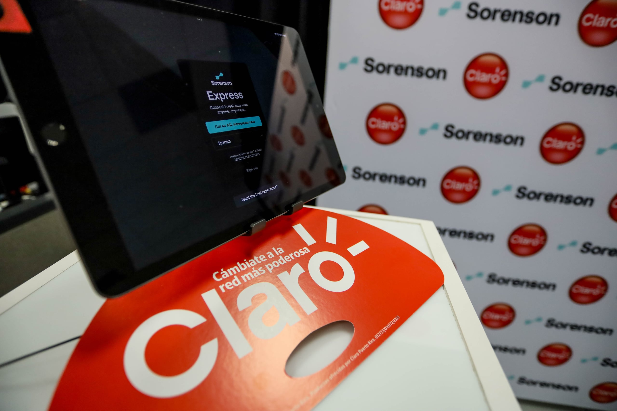 La aplicación Sorenson Express funciona en dispositivos iOS y Android, y está disponible en el Centro de Atención al Cliente de Claro, en Plaza Las Américas