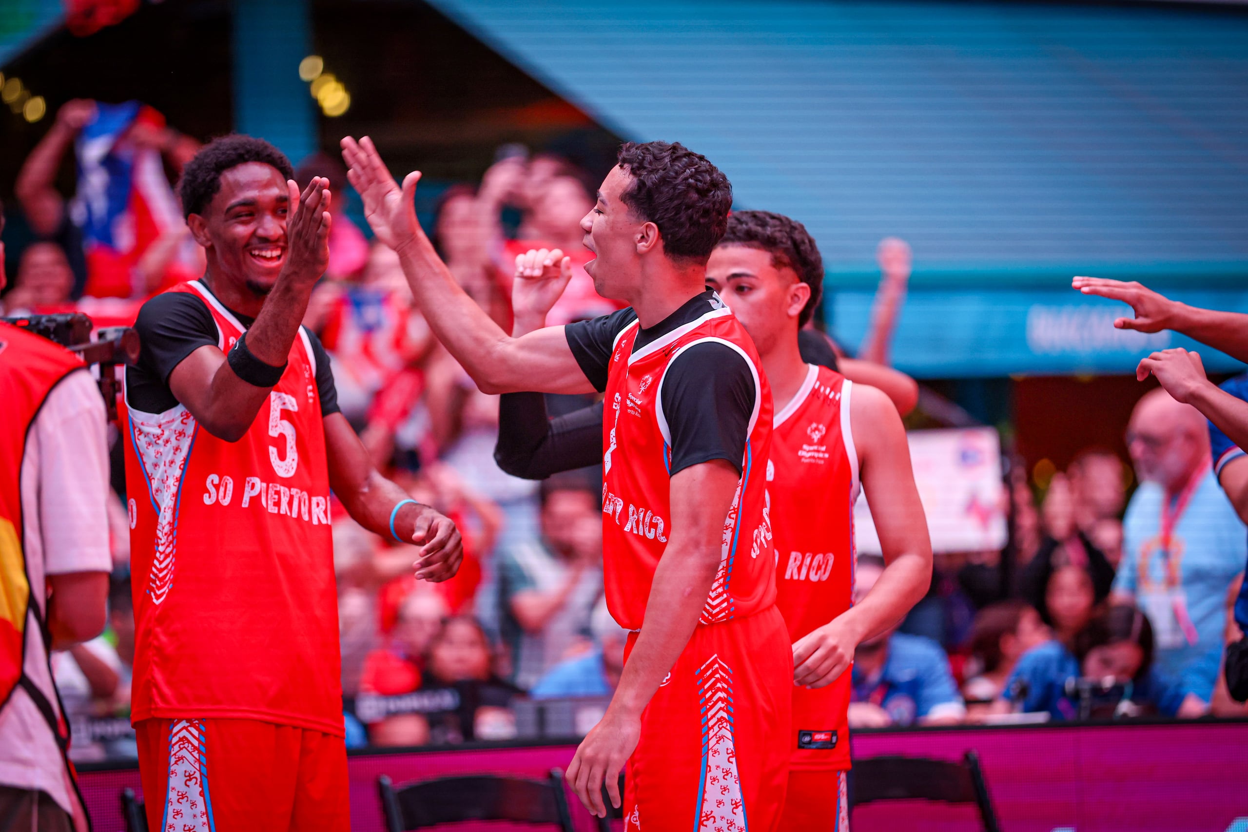 Félix Ruiz y Tomás Trinidad celebran una victoria de Puerto Rico en la Copa Mundial Unificada de Baloncesto 3x3 Special Olympics.