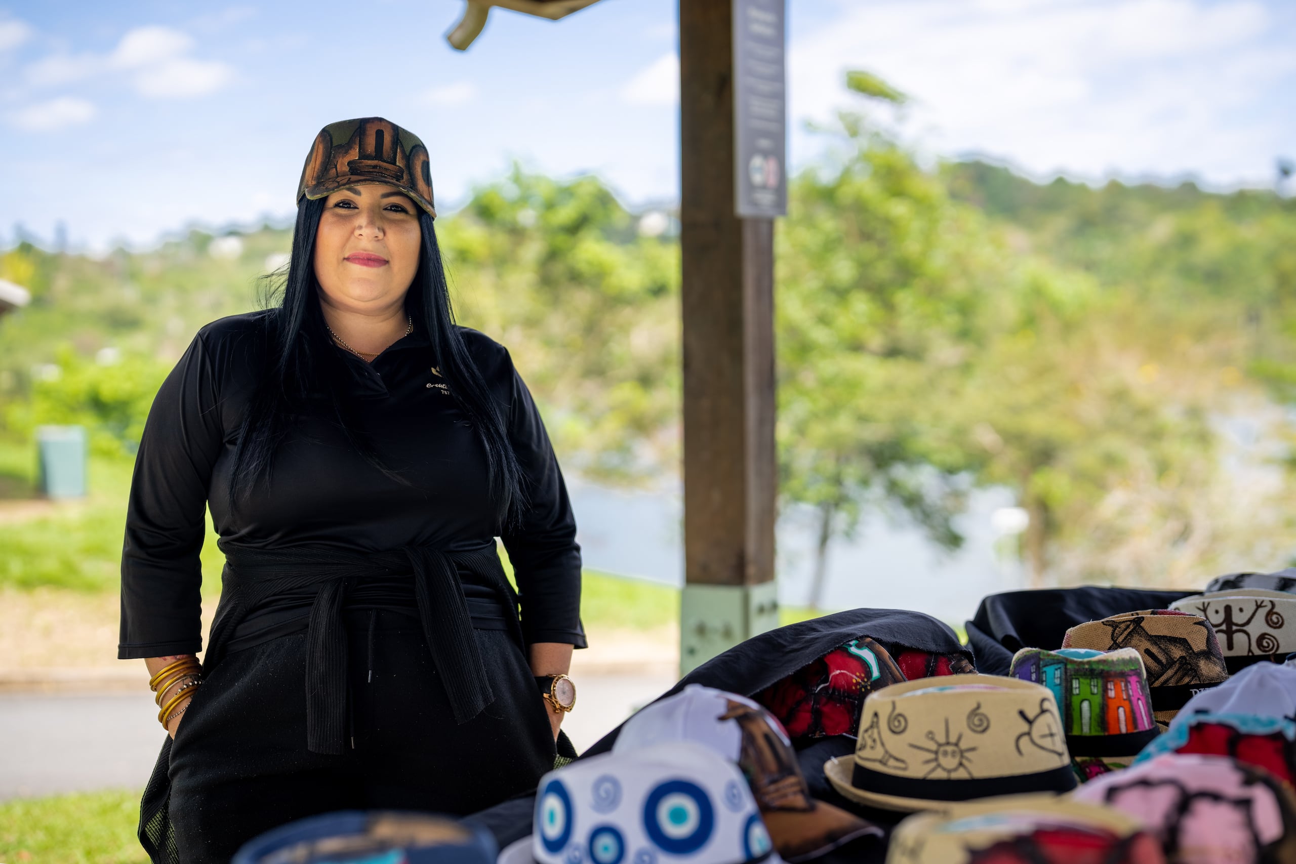 Pinta tenis, sombreros y gorras con temas alusivos a Puerto Rico.