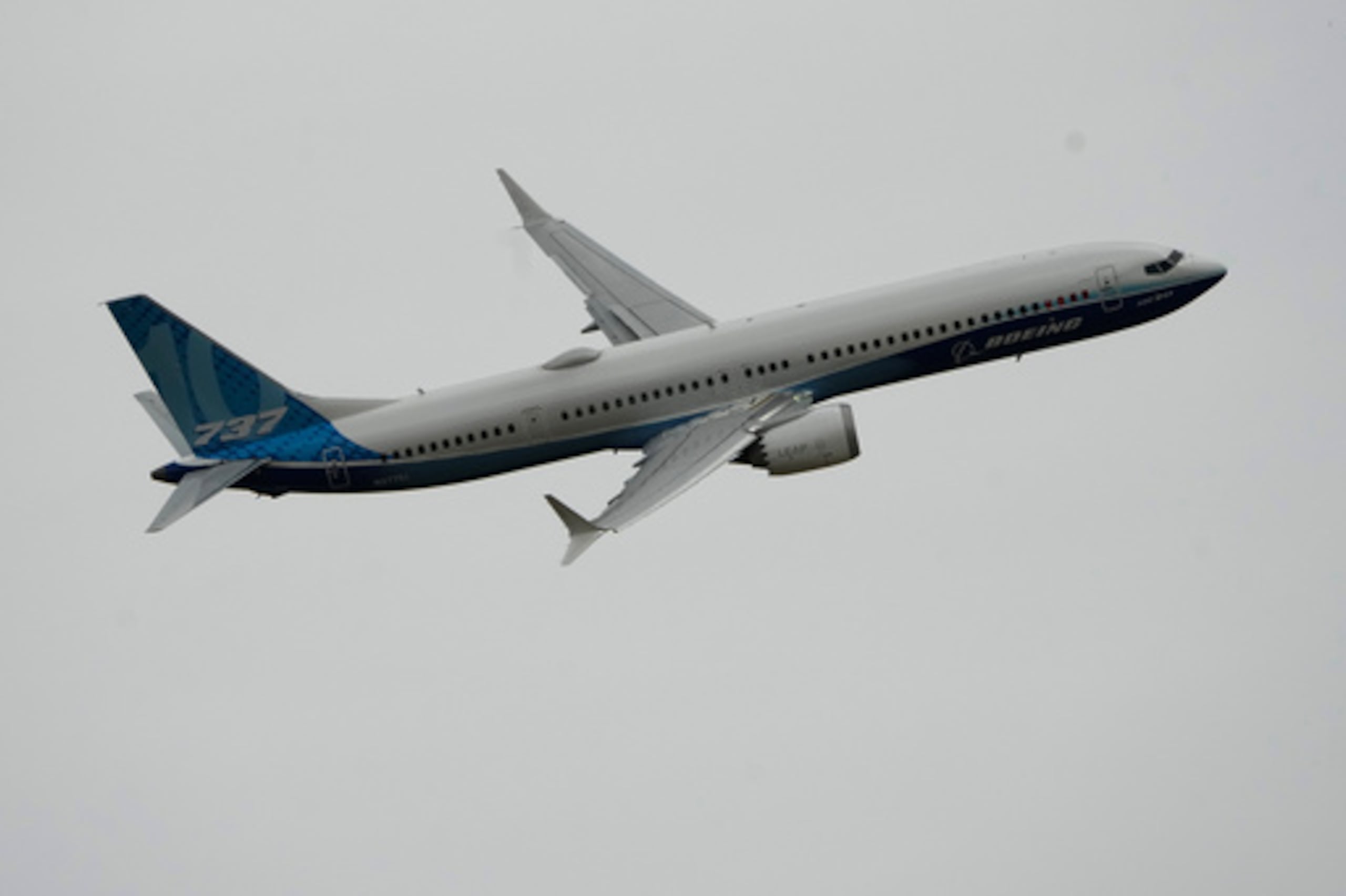 ARCHIVO - El Boeing 737 MAX 10 realiza un vuelo de demostración durante el Salón Aeronáutico de París, en Le Bourget, al norte de París (Francia), el 19 de junio de 2023. (Foto AP/Lewis Joly, archivo)