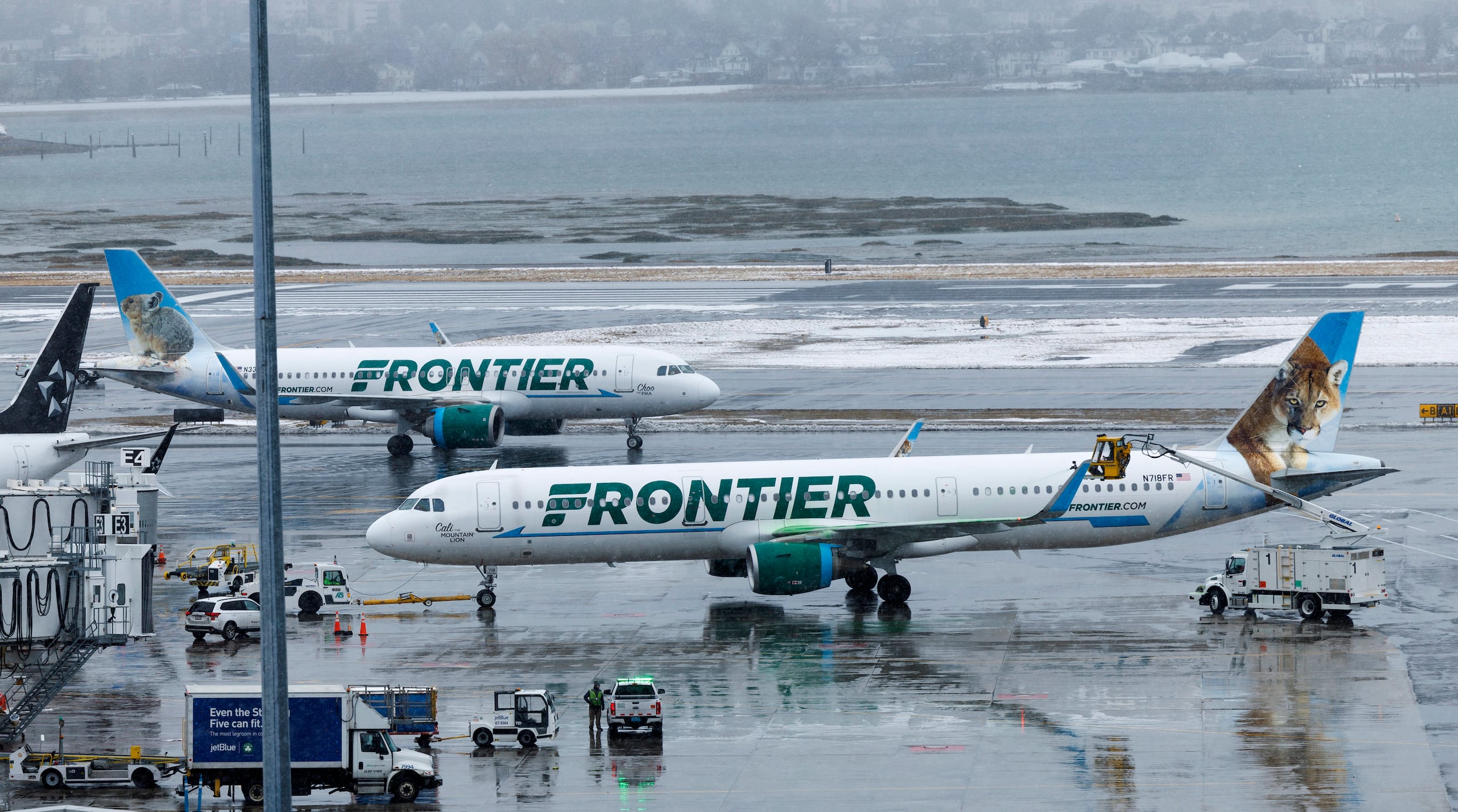 El vuelo 3216 de Frontier Airlines se encontraba rodando cuando varios vehículos de servicio, que circulaban por una vía de servicio, se cruzaron por delante de la aeronave.