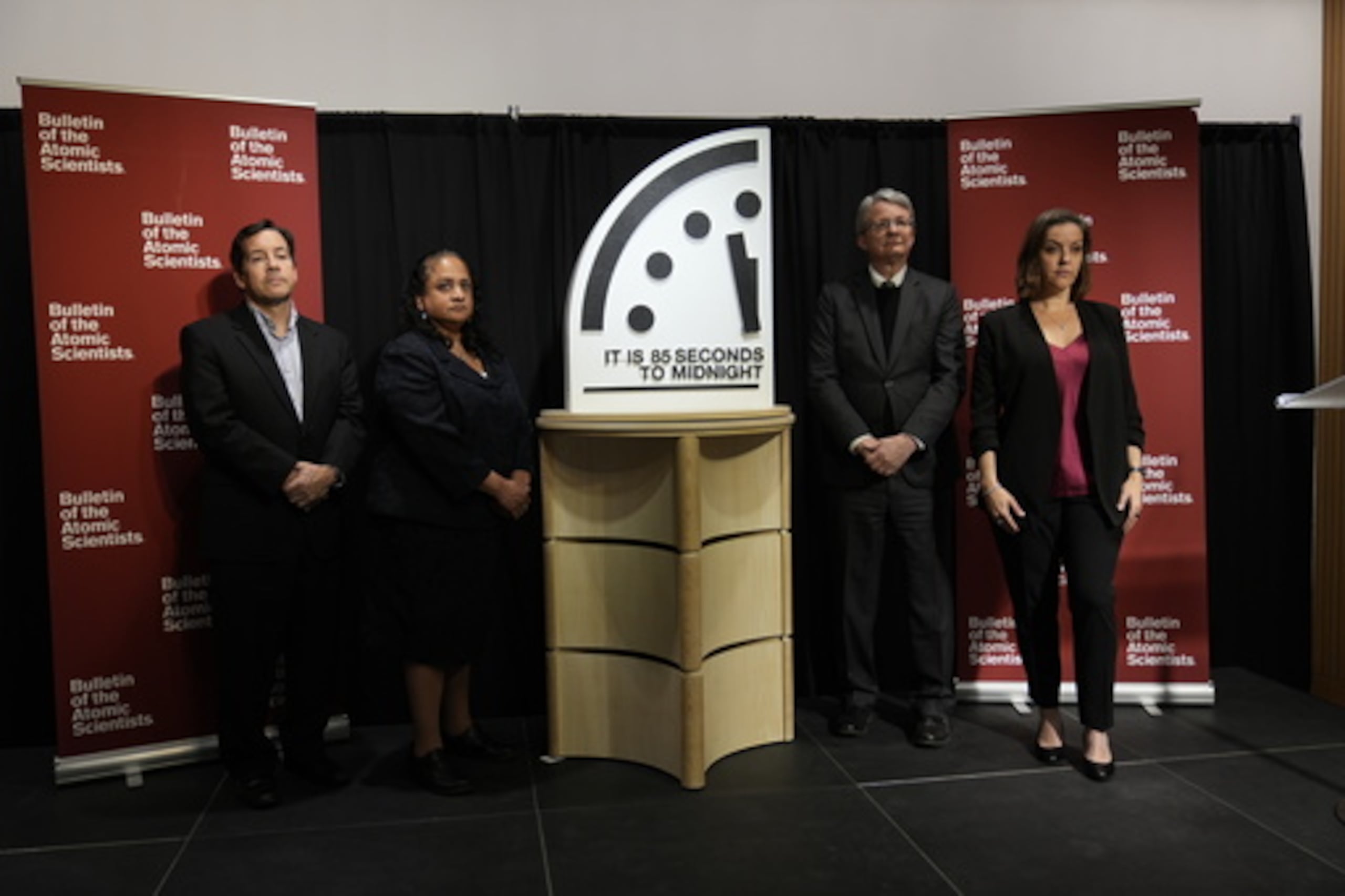 Los miembros del Bulletin of the Atomic Scientis muestran el Reloj del Juicio Final, ajustado a 85 segundos para la medianoche, durante una conferencia de prensa en el Carnegie Endowment for International Peace, el viernes 23 de enero de 2026, en Washington.