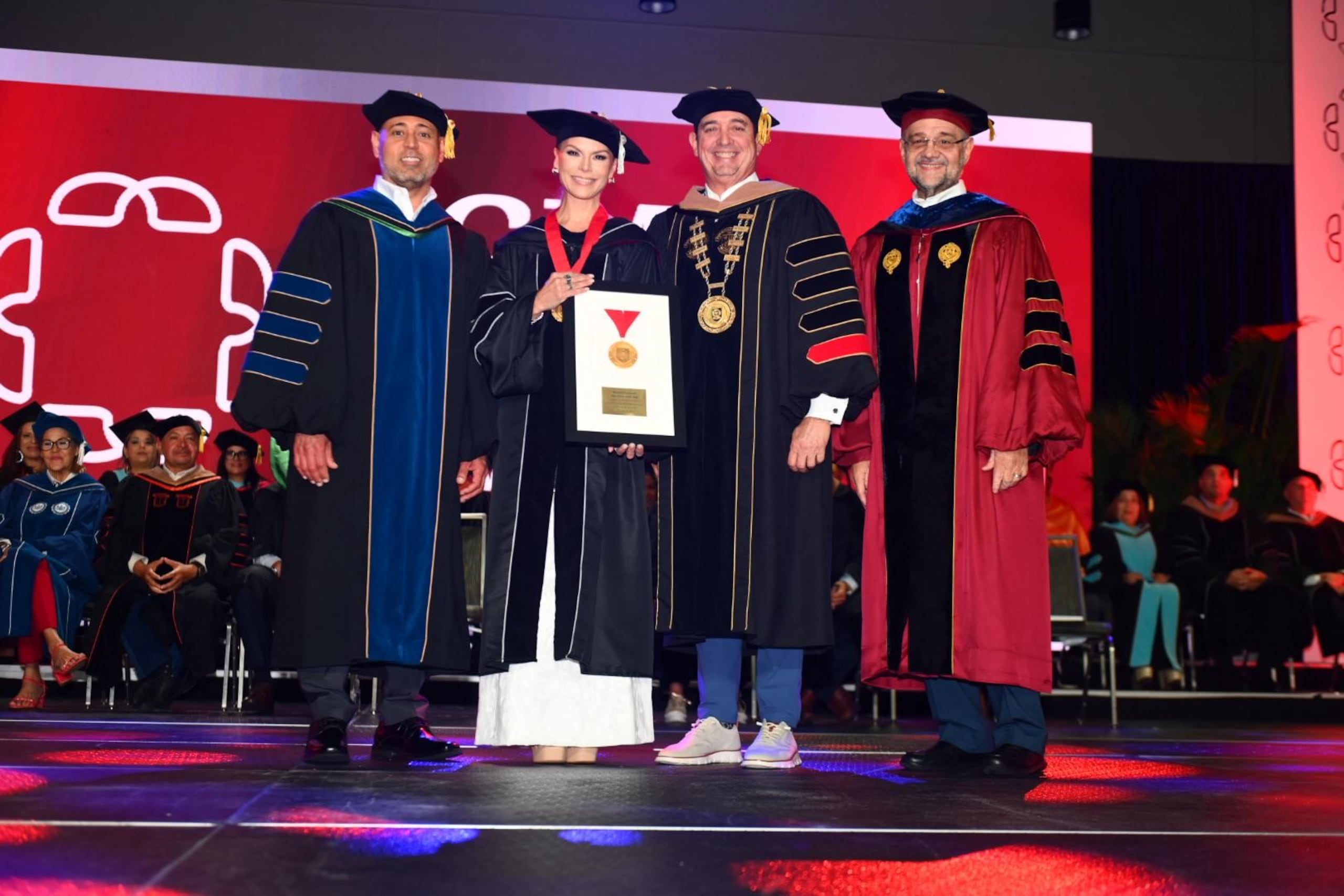 La "Mujer de Fuego" recibió el reconomiento en una ceremonia que diplomó a más de 2,000 alumnos.
