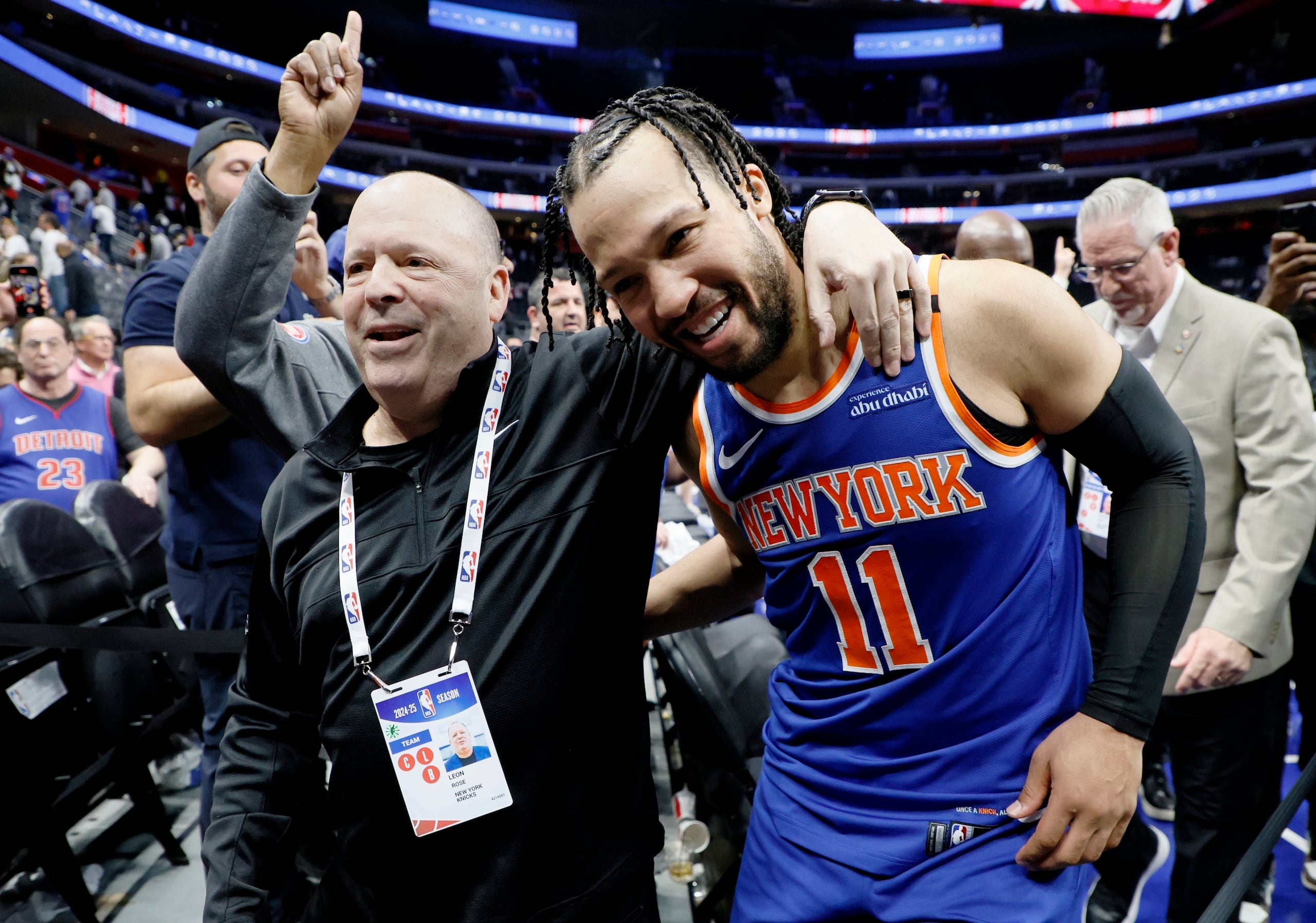 El presidente de los Knicks de Nueva York, Leon Rose, abraza al armador Jalen Brunson tras eliminar a los Pistons de Detroit .