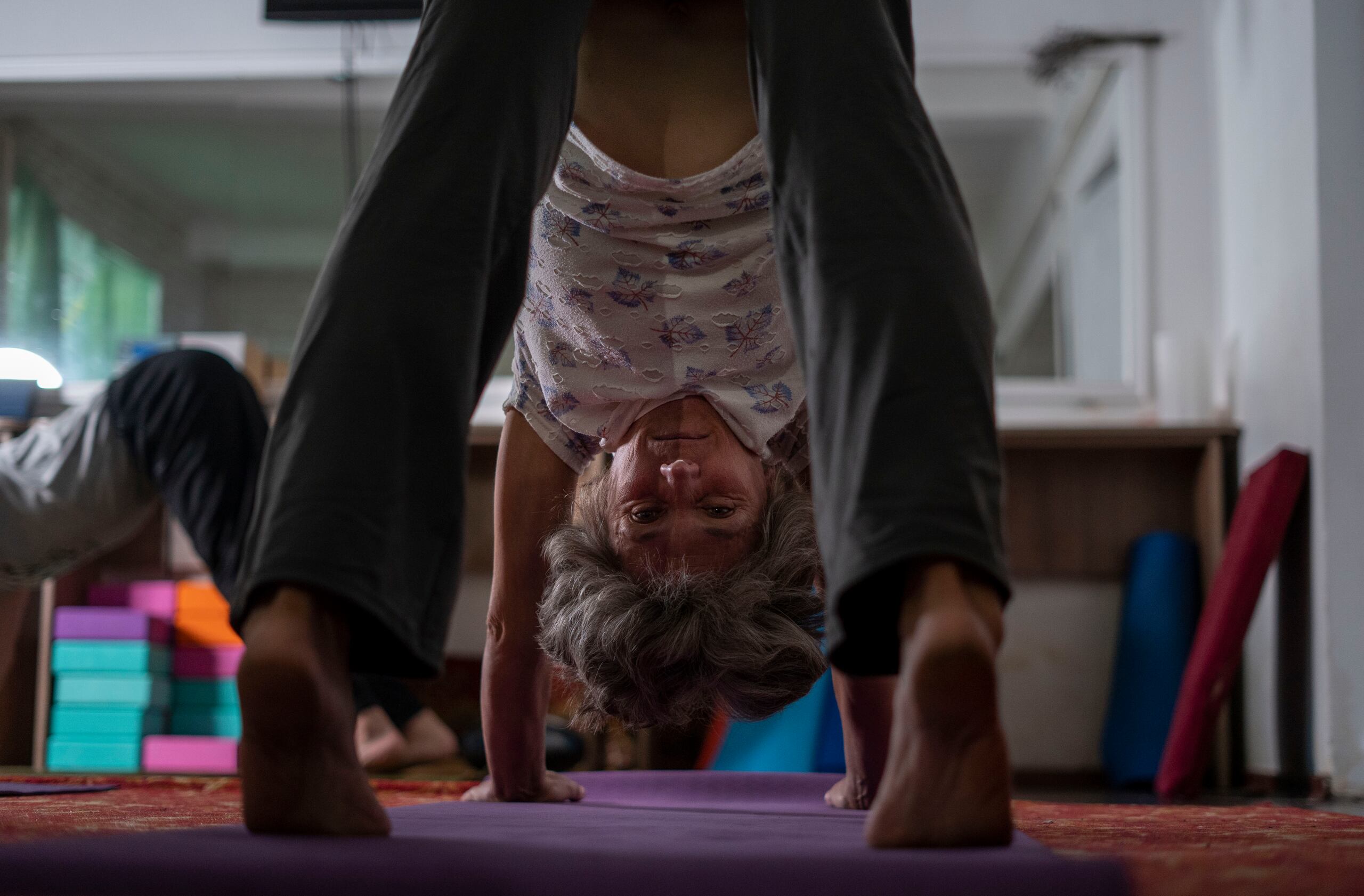 Una mujer practica yoga en un sótano en Kramatorsk, en la región de Donetsk, Ucrania, el jueves 14 de septiembre de 2023. (AP Foto/Hanna Arhirova)
