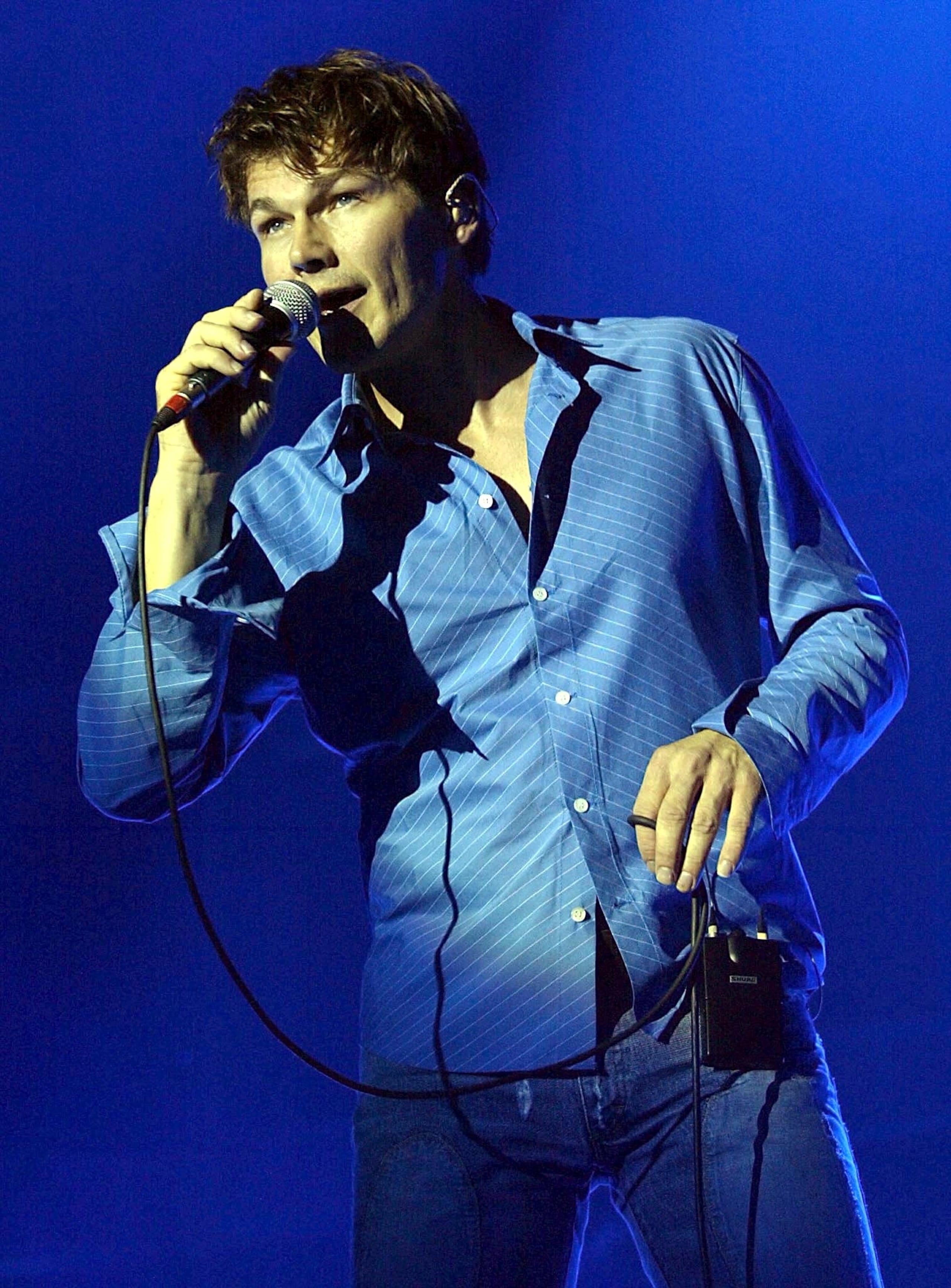 El cantante noruego Morten Harket, del grupo A-ha, se presenta durante un concierto en el Hallenstadion de Zúrich, Suiza, el 2 de octubre de 2002.