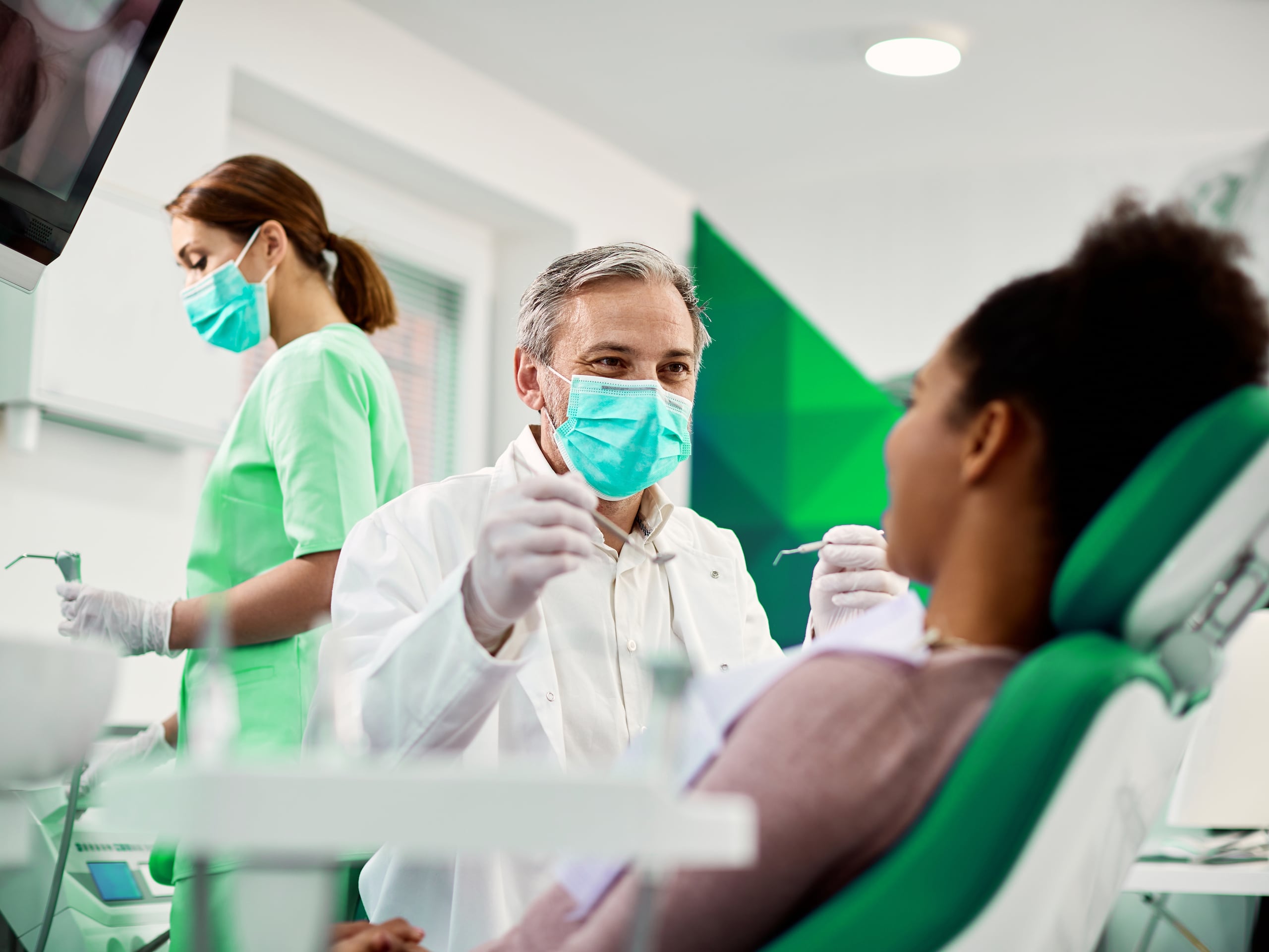 La enfermedad periodontal aumenta tres veces el riesgo de algunas enfermedades sistémicas, como aterosclerosis, infarto al miocardio y derrame cerebral. Por ello, visitar a tu dentista regularmente, es esencial.