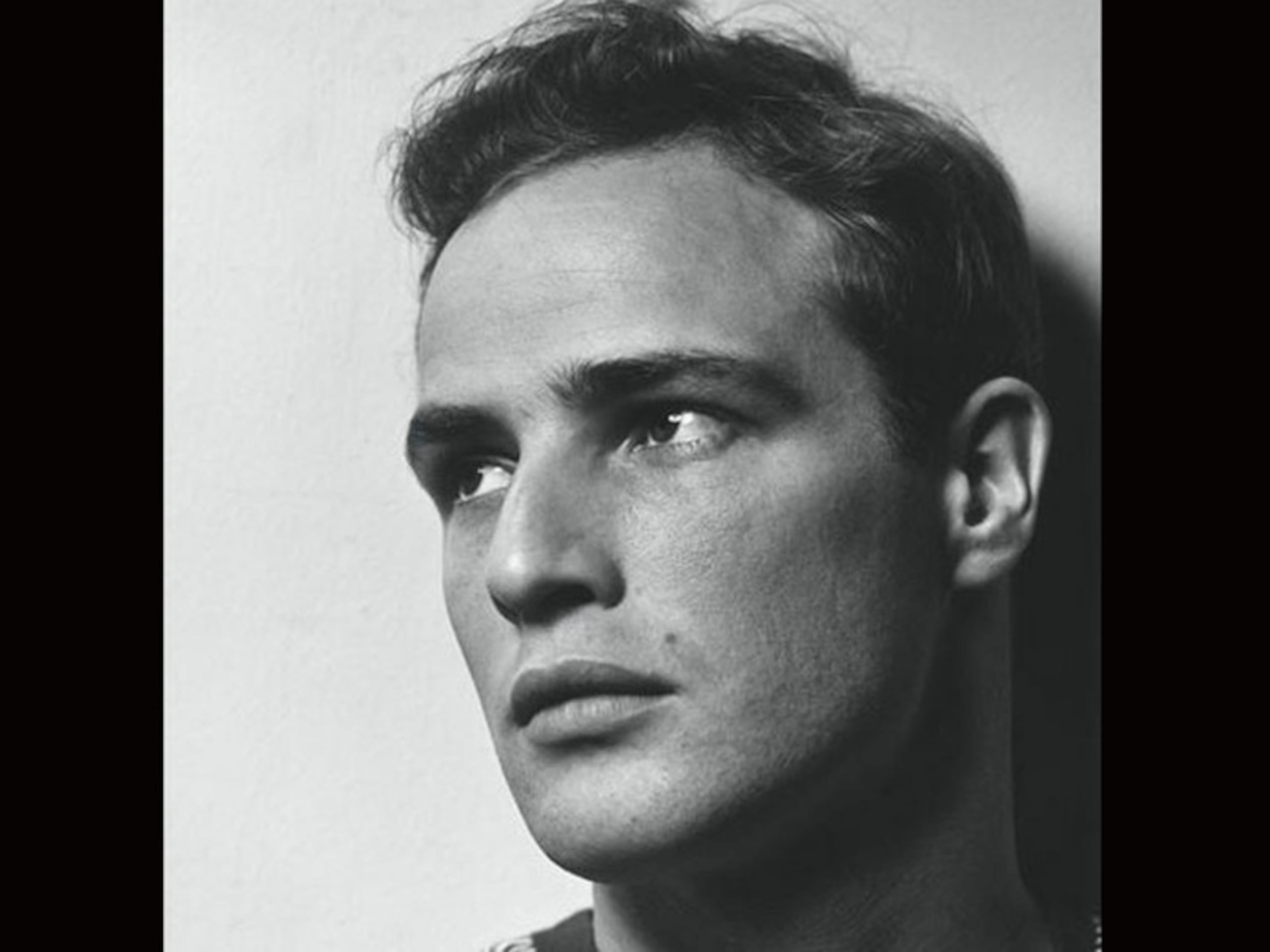 La palabra "cool" en inglés es un producto de la cultura del jazz afroestadounidense de la década de 1940 y ahora se usa ampliamente en todo el mundo, a veces incluso informalmente en español. ¿Pero qué significa exactamente? ¿Acaso no es algo meramente subjetivo? En la imagen, Marlon Brando en esta foto de Philippe Halsman. ¿Le parece cool? (BBC Mundo)