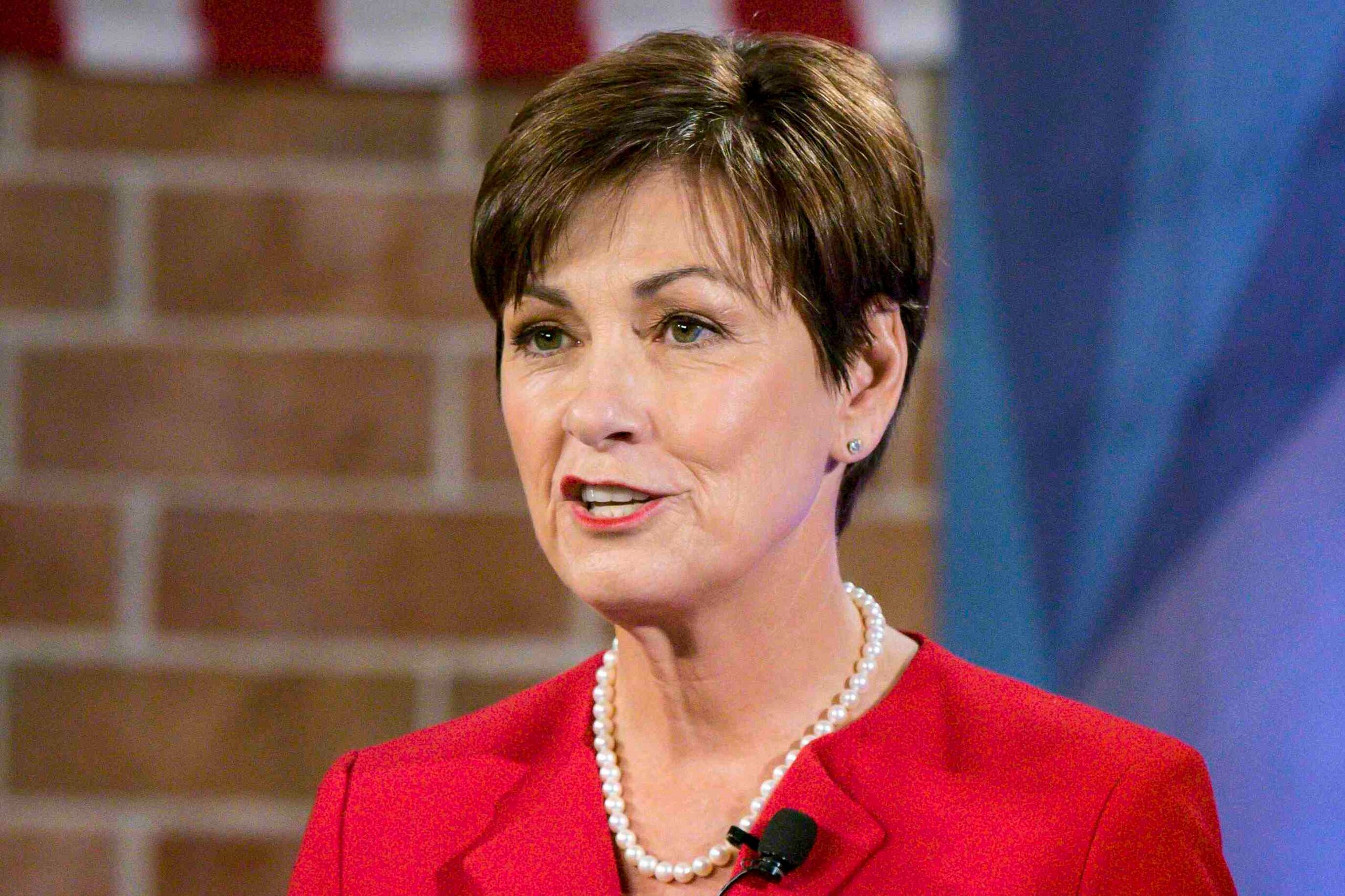 La gobernadora de Iowa, Kim Reynolds, habla durante su debate con el demócrata Fred Hubbell en el Des Moines Area Community College en Ankeny, Iowa. (AP)