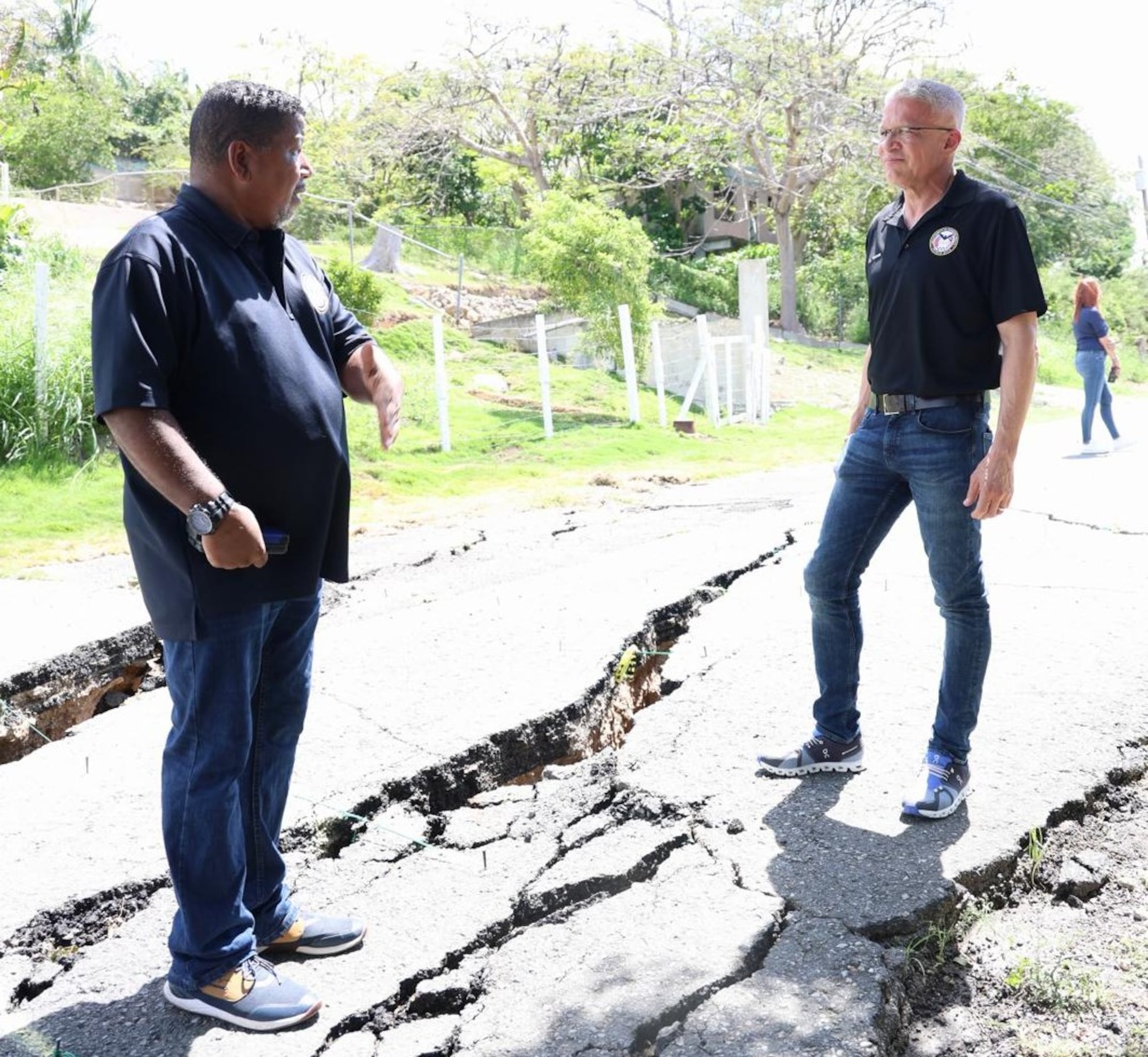 Nino Correa, director del Nmead, y Alexis Torres, secretario del DSP, exhortaron a la ciudadanía a estar pendiente a los boletines del Servicio Nacional de Meteorología y no exponerse al peligro.