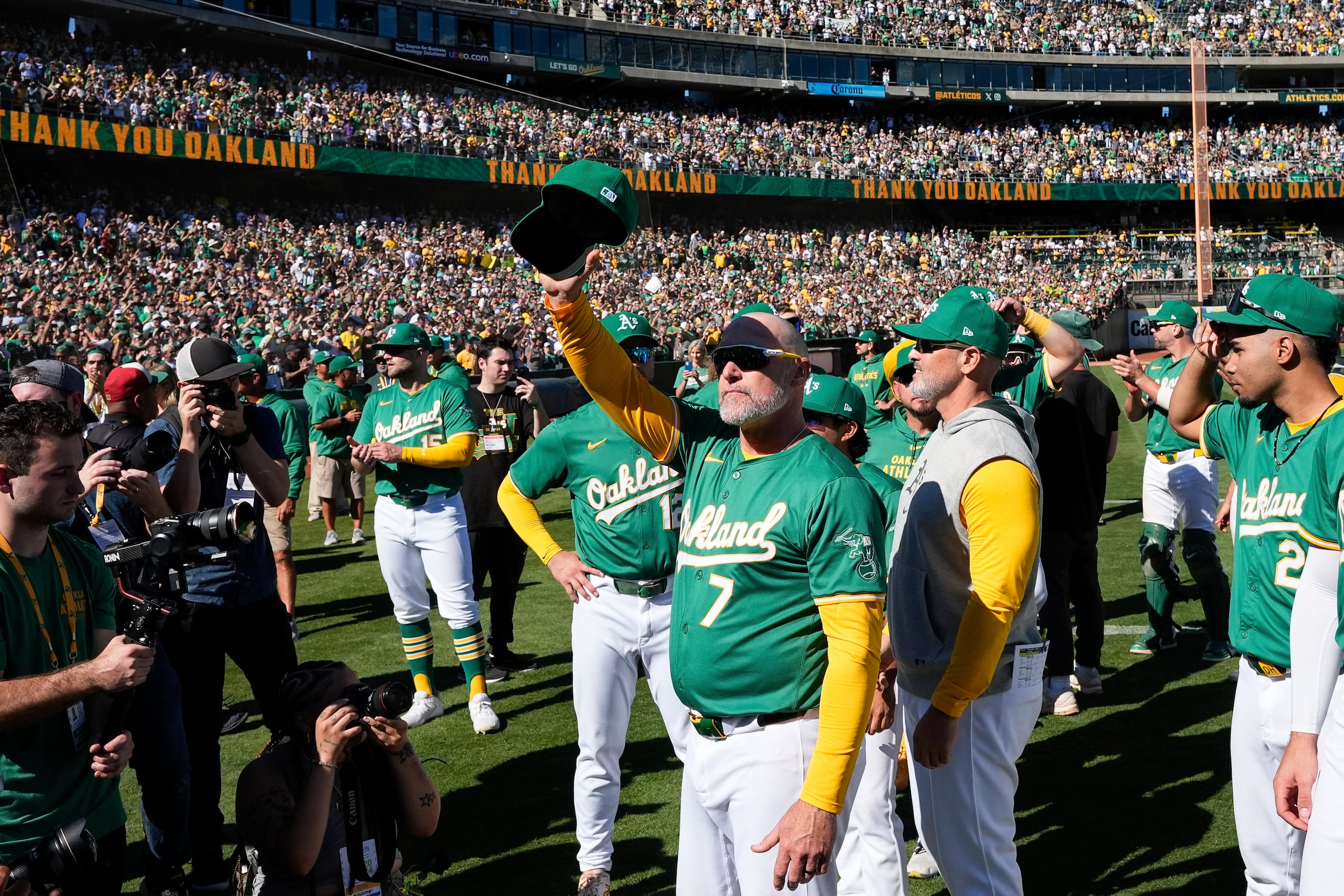 El mánager de los Athletics de Oakland,  Mark Kotsay (7), se despide del público en el último juego local de la organización.
