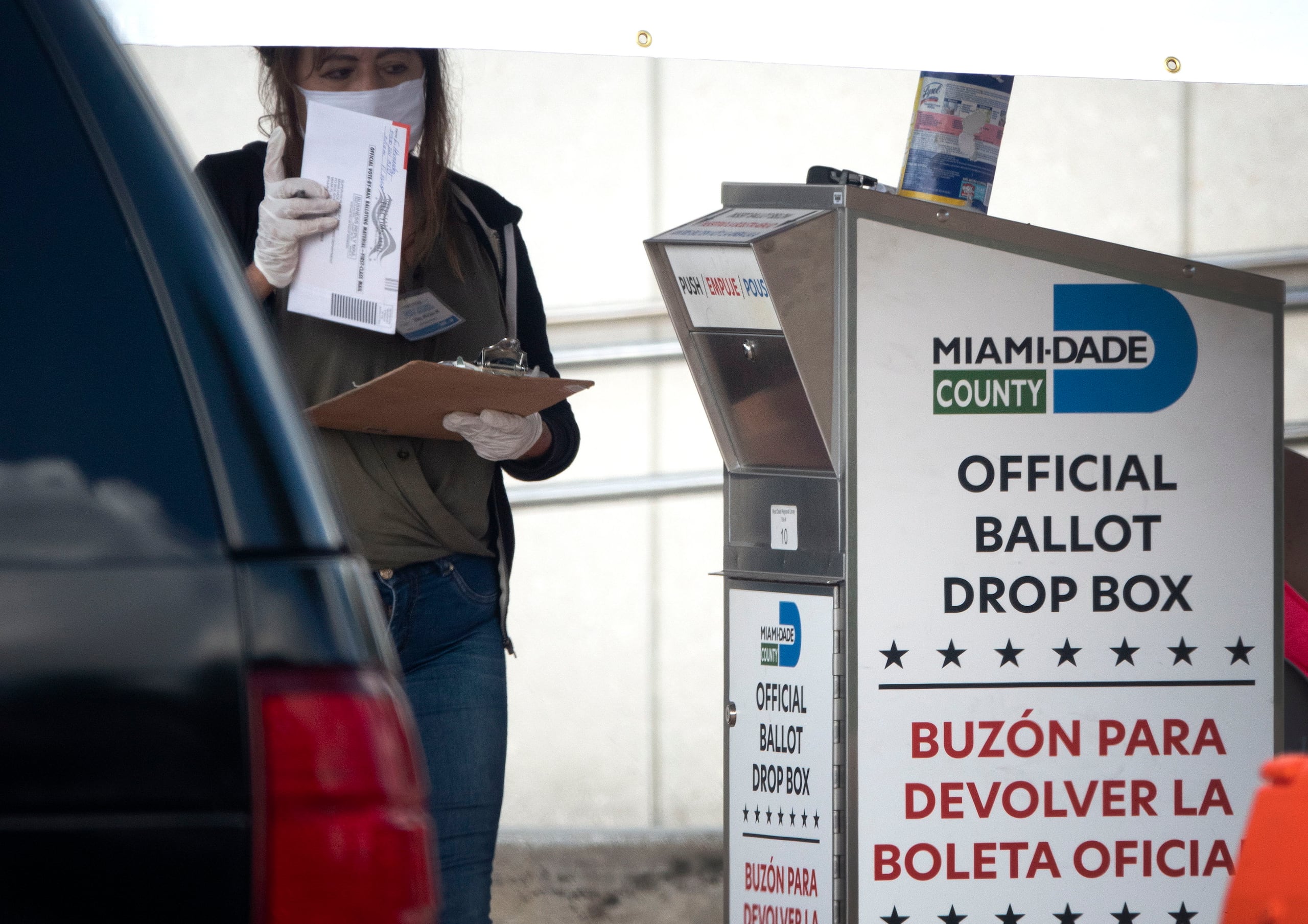 En las papeletas hay un puñado de propuestas de enmienda a la constitución de Florida: la Enmienda 4 consagraría el derecho al aborto en el estado, mientras que la Enmienda 3 legalizaría el uso recreativo de la marihuana.