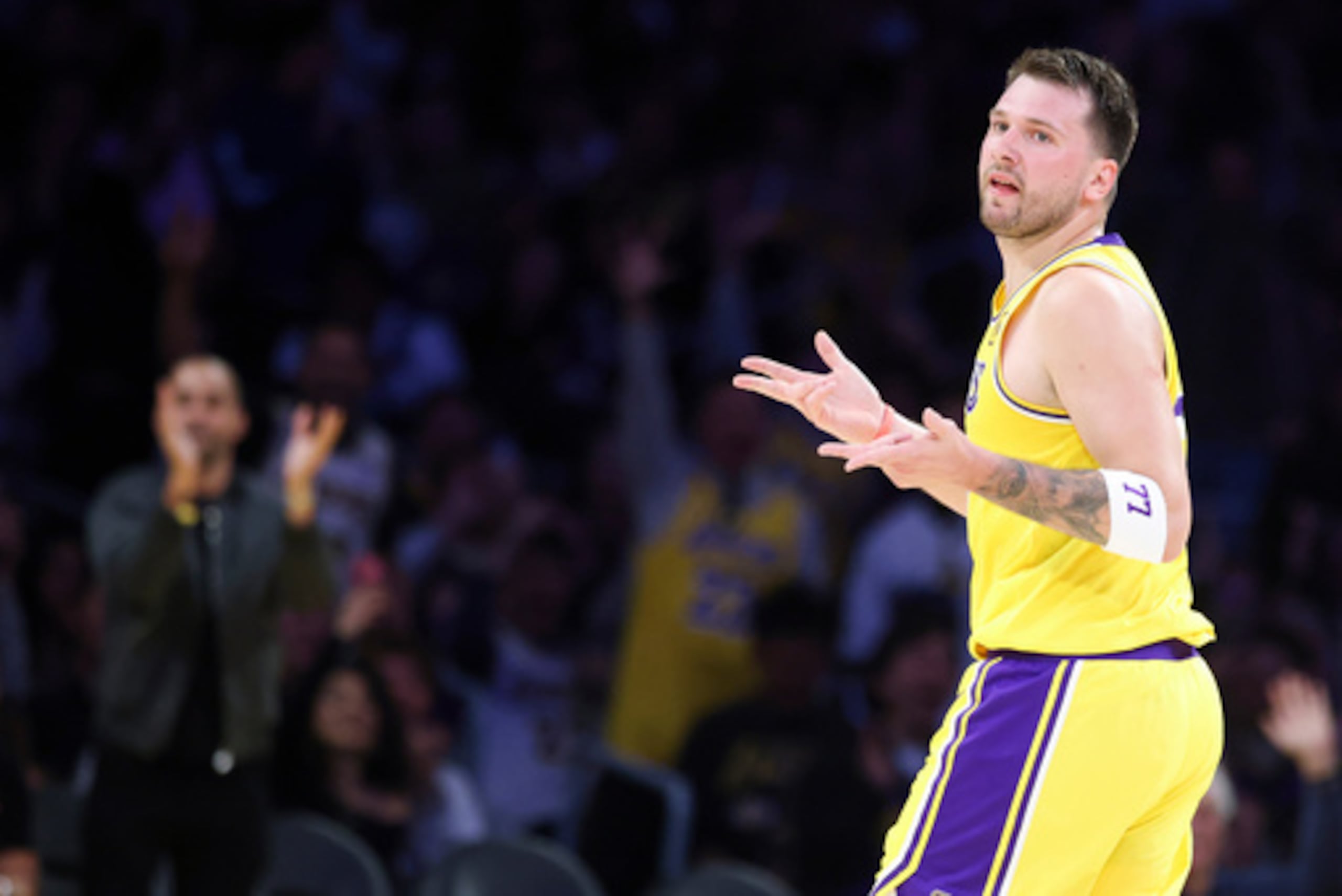 El esloveno Luka Doncic, de los Lakers de Los Ángeles, festeja tras conseguir un triple en el duelo del viernes 20 de febrero de 2026 ante los Clippers de la misma ciudad (AP Foto/Jessie Alcheh)